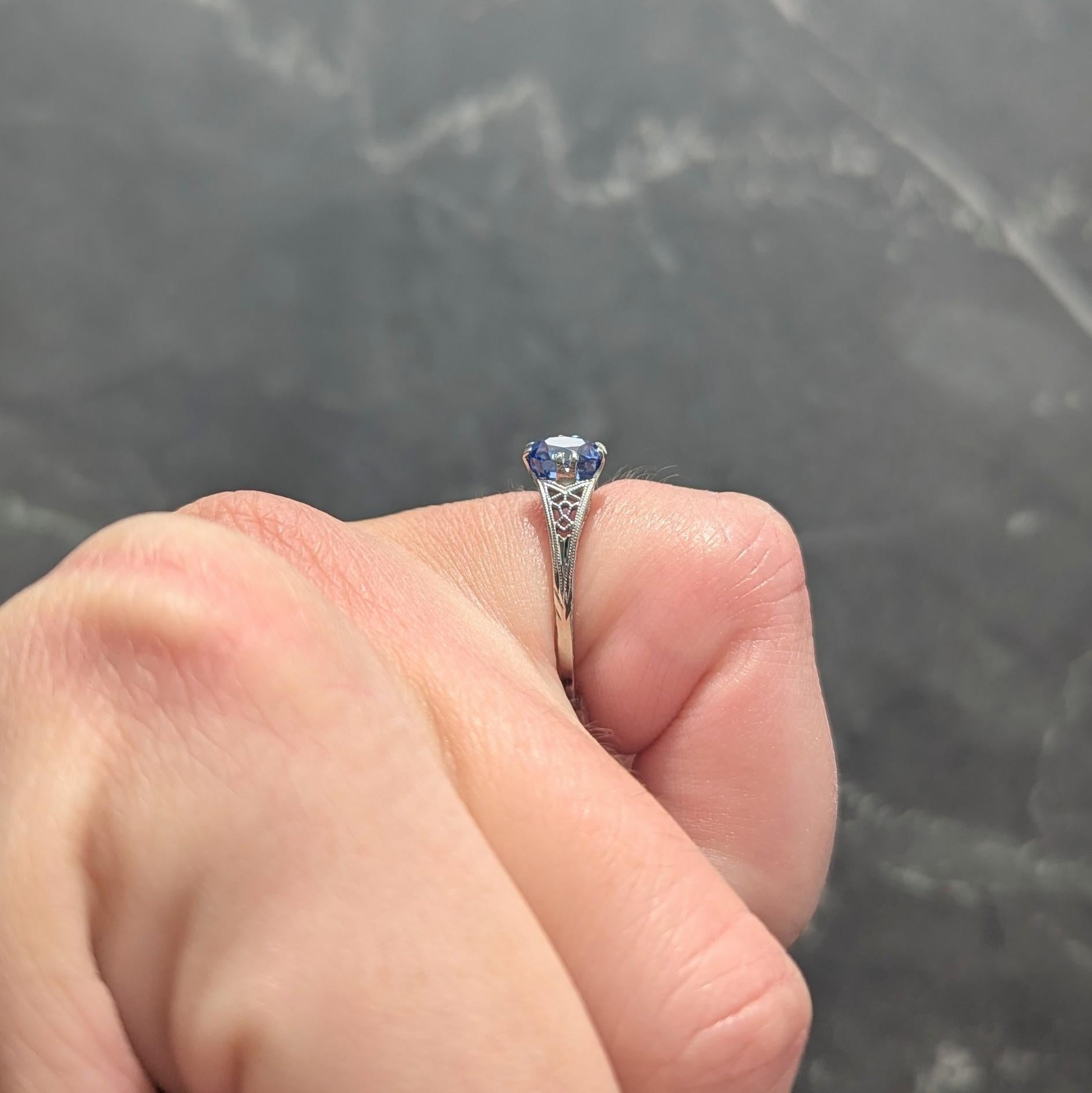 Art Deco 0.93 CTW Oval Cut Sapphire 18 Karat White Gold Vintage Lotus Ring en vente 4