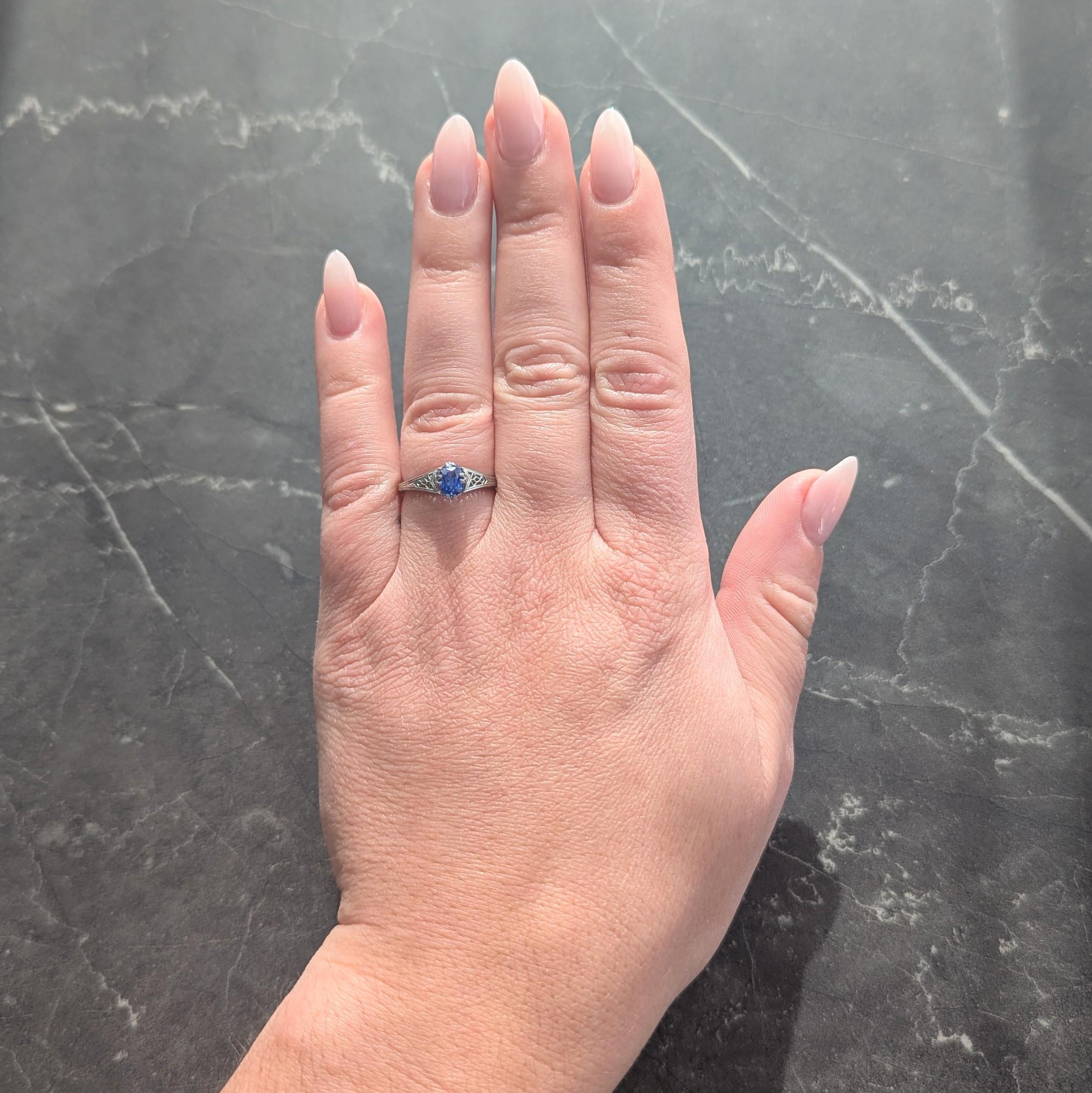 Centré sur un saphir de taille ovale pesant 0.93 carats - bleu vibrant transparent
Serti de griffes fendues dans une galerie ajourée ornée d'épaulements géométriques.
(a.Profiles) Gallery représente une fleur de lotus en éventail avec un encadrement