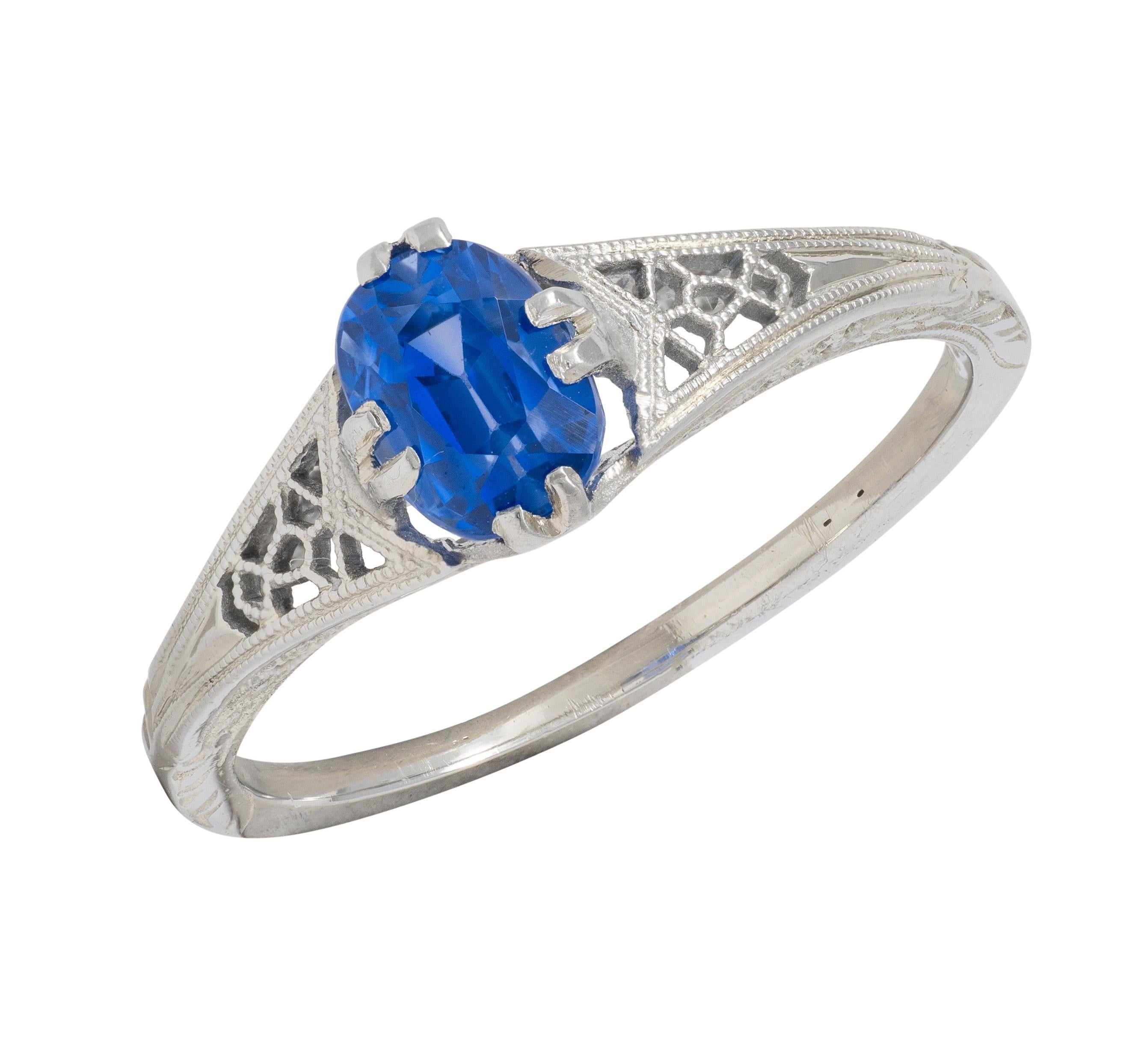 Art Deco 0.93 CTW Oval Cut Sapphire 18 Karat White Gold Vintage Lotus Ring en vente 2
