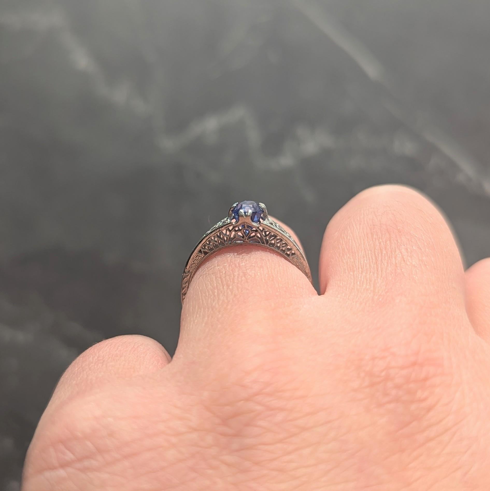 Art Deco 0.93 CTW Oval Cut Sapphire 18 Karat White Gold Vintage Lotus Ring en vente 3