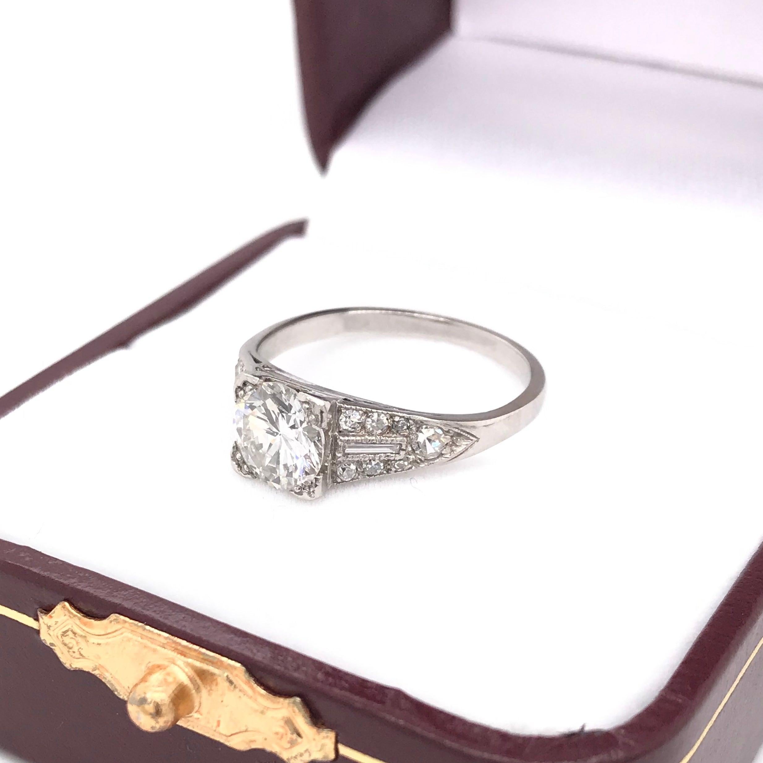 Art Deco 0.94 Carat Diamond and Platinum Ring For Sale 5