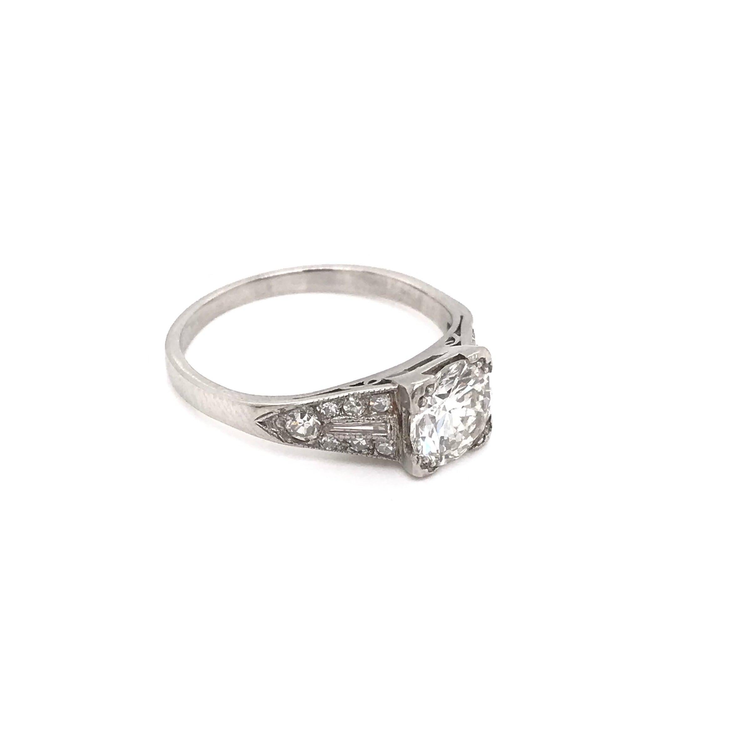 Art Deco 0.94 Carat Diamond and Platinum Ring In Good Condition For Sale In Montgomery, AL