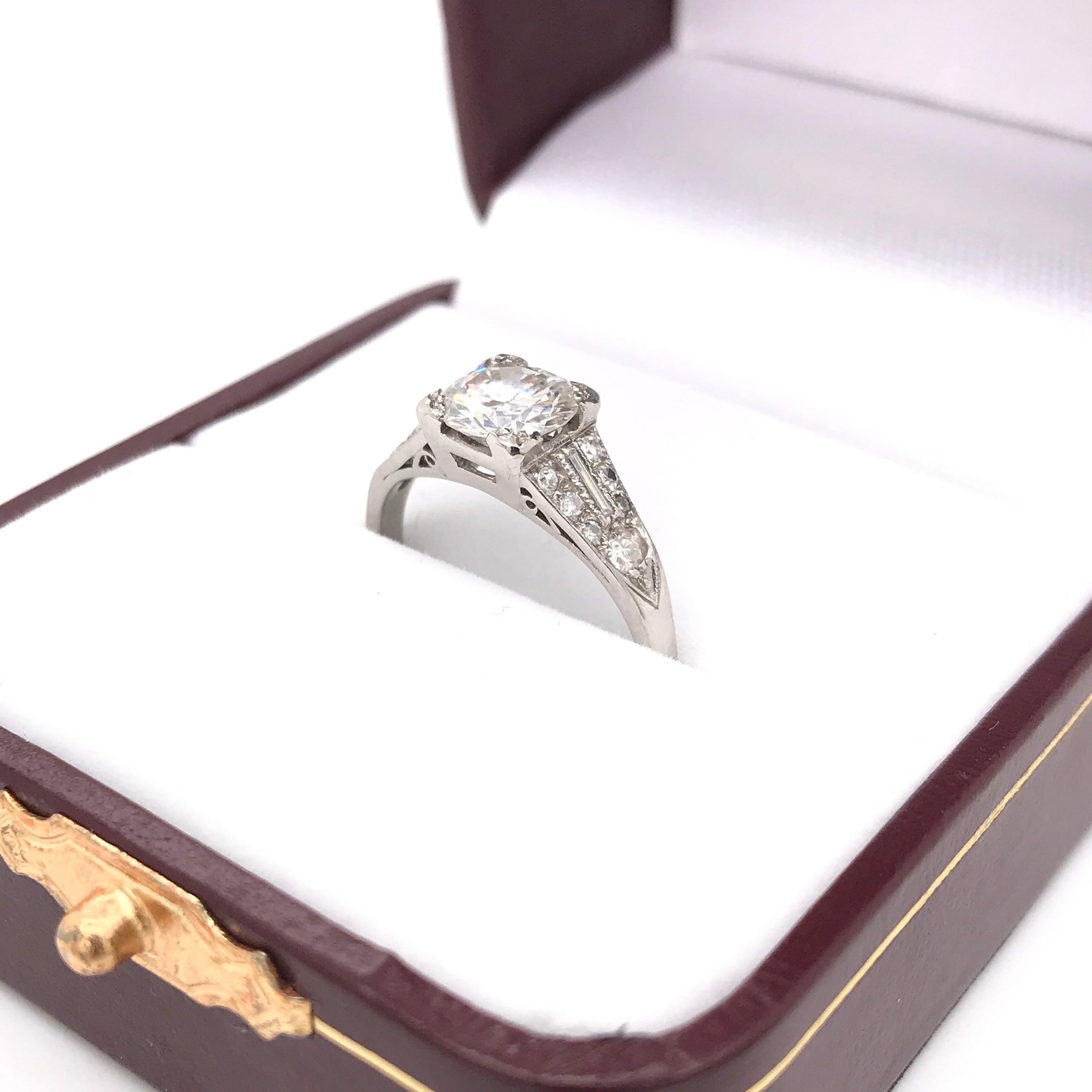 Art Deco 0.94 Carat Diamond and Platinum Ring For Sale 1