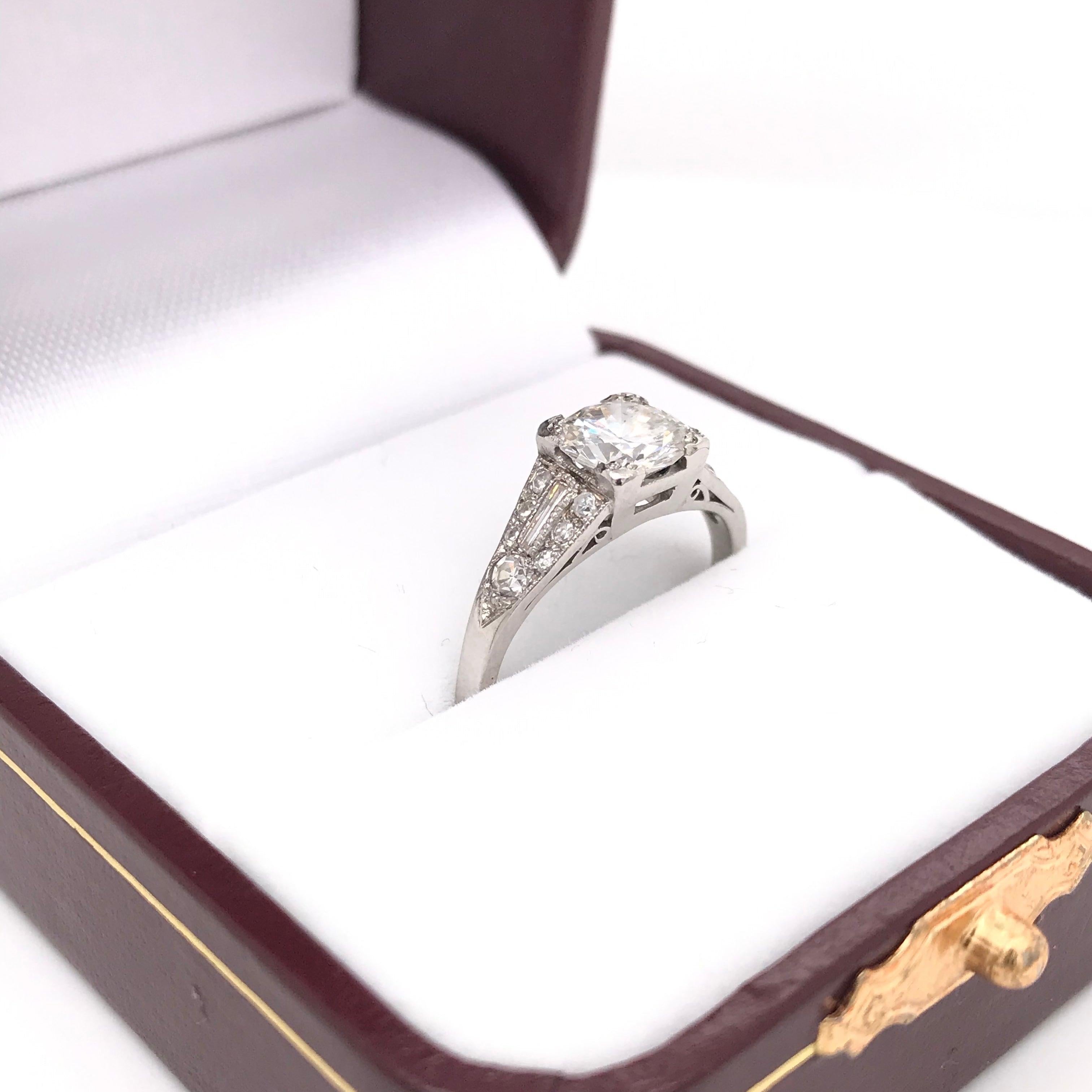 Art Deco 0.94 Carat Diamond and Platinum Ring For Sale 2