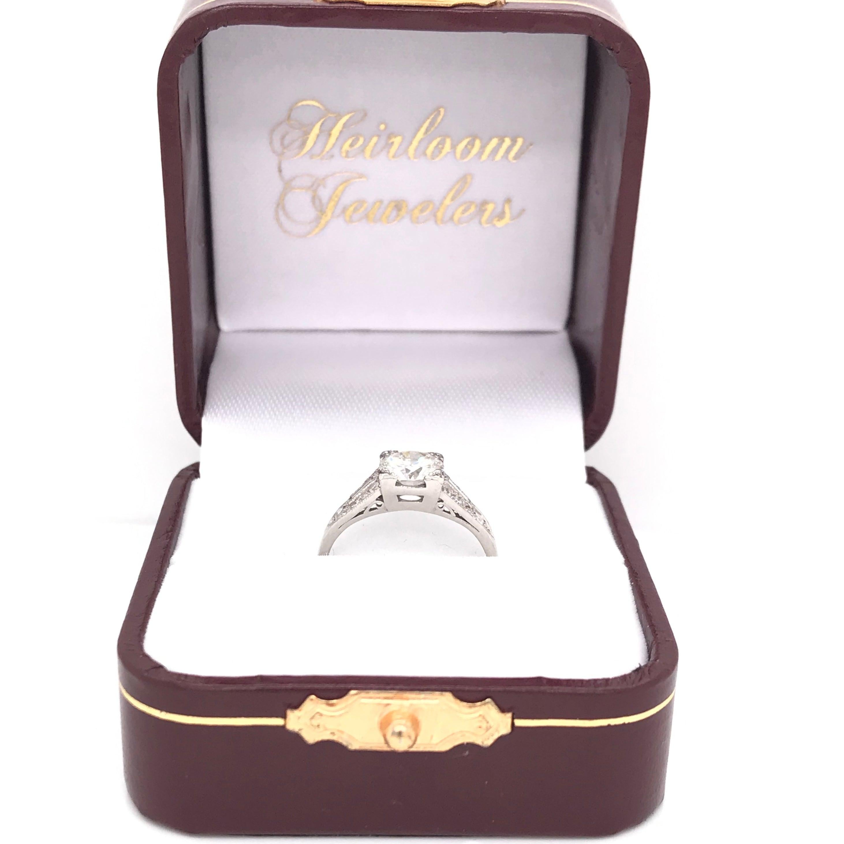 Art Deco 0.94 Carat Diamond and Platinum Ring For Sale 3