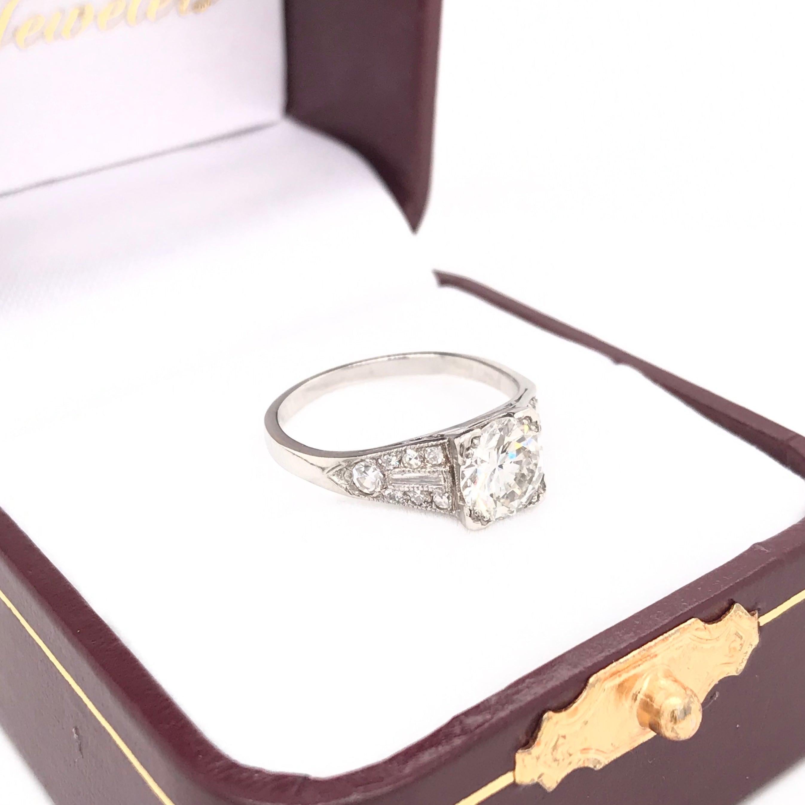 Art Deco 0.94 Carat Diamond and Platinum Ring For Sale 4