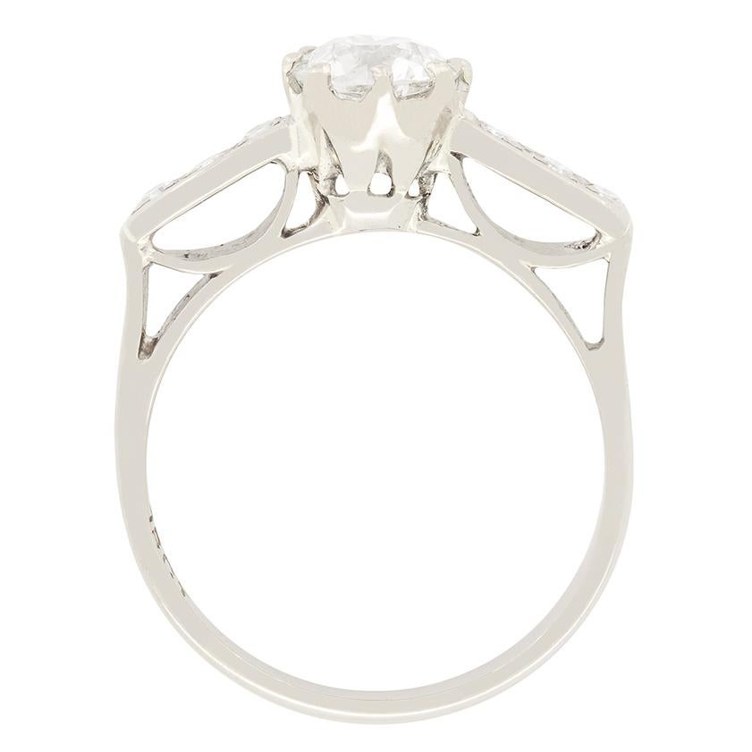 Une glorieuse bague de fiançailles solitaire des années 1920 mettant en valeur un diamant taille ancienne de 0,94 carat. Ce diamant étincelant a été classé G en couleur et SI1 en pureté. Serti dans un collier classique en forme de 