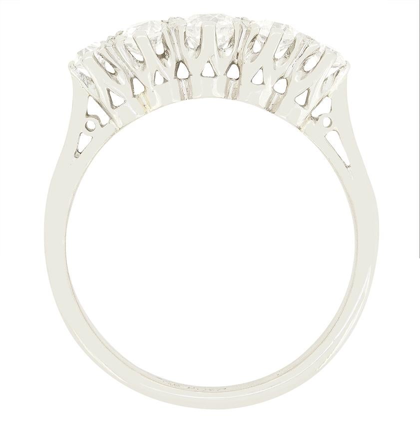 Cinque scintillanti diamanti taglio antico occupano il posto d'onore in questo anello Art Déco. Il diamante centrale è il più grande con un peso di 0,35 carati, le due pietre che lo affiancano hanno un peso di 0,20 carati e i due diamanti finali