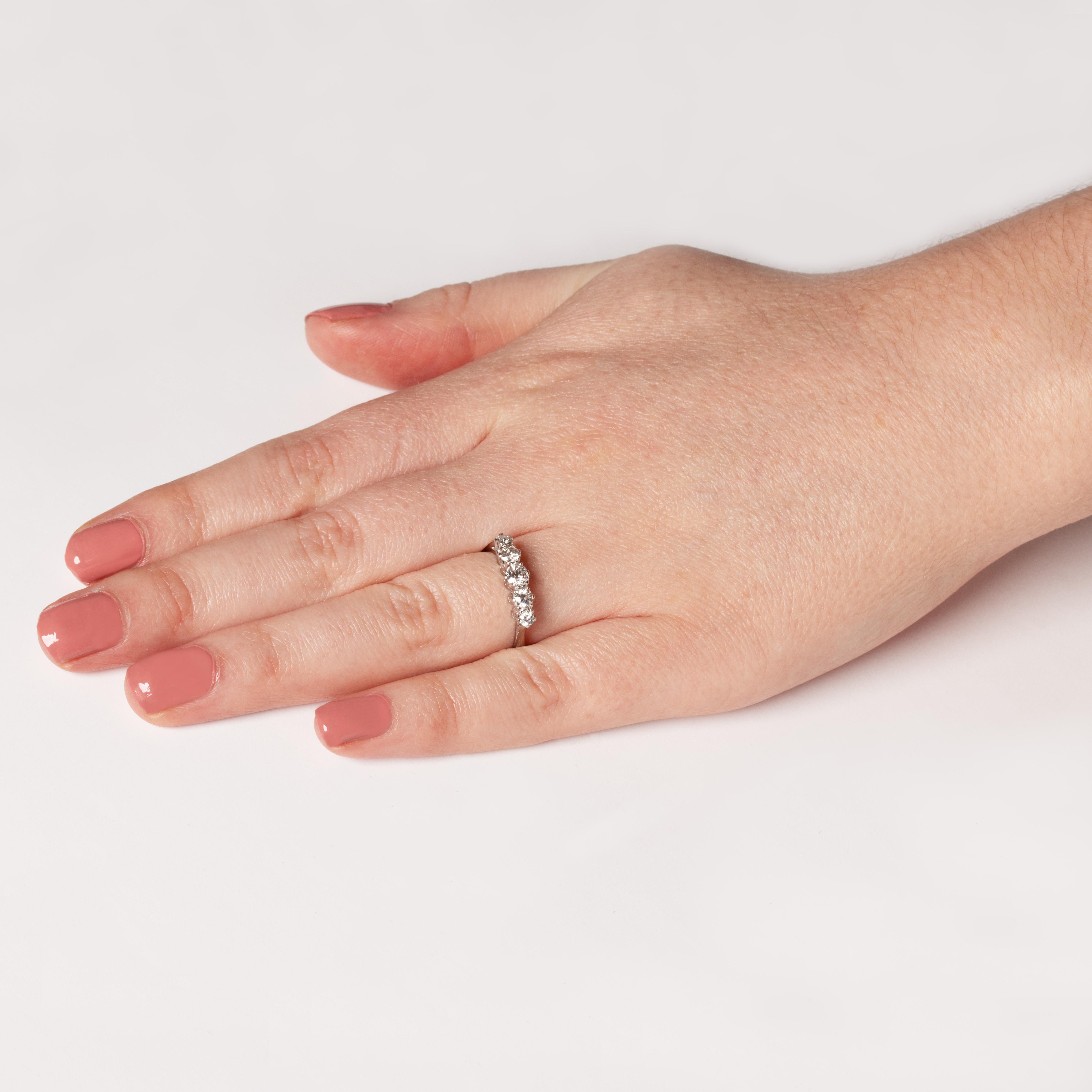 Taglio antico europeo Anello con cinque pietre di diamante in stile Art Deco da 0,95 carati, anni '20 circa in vendita