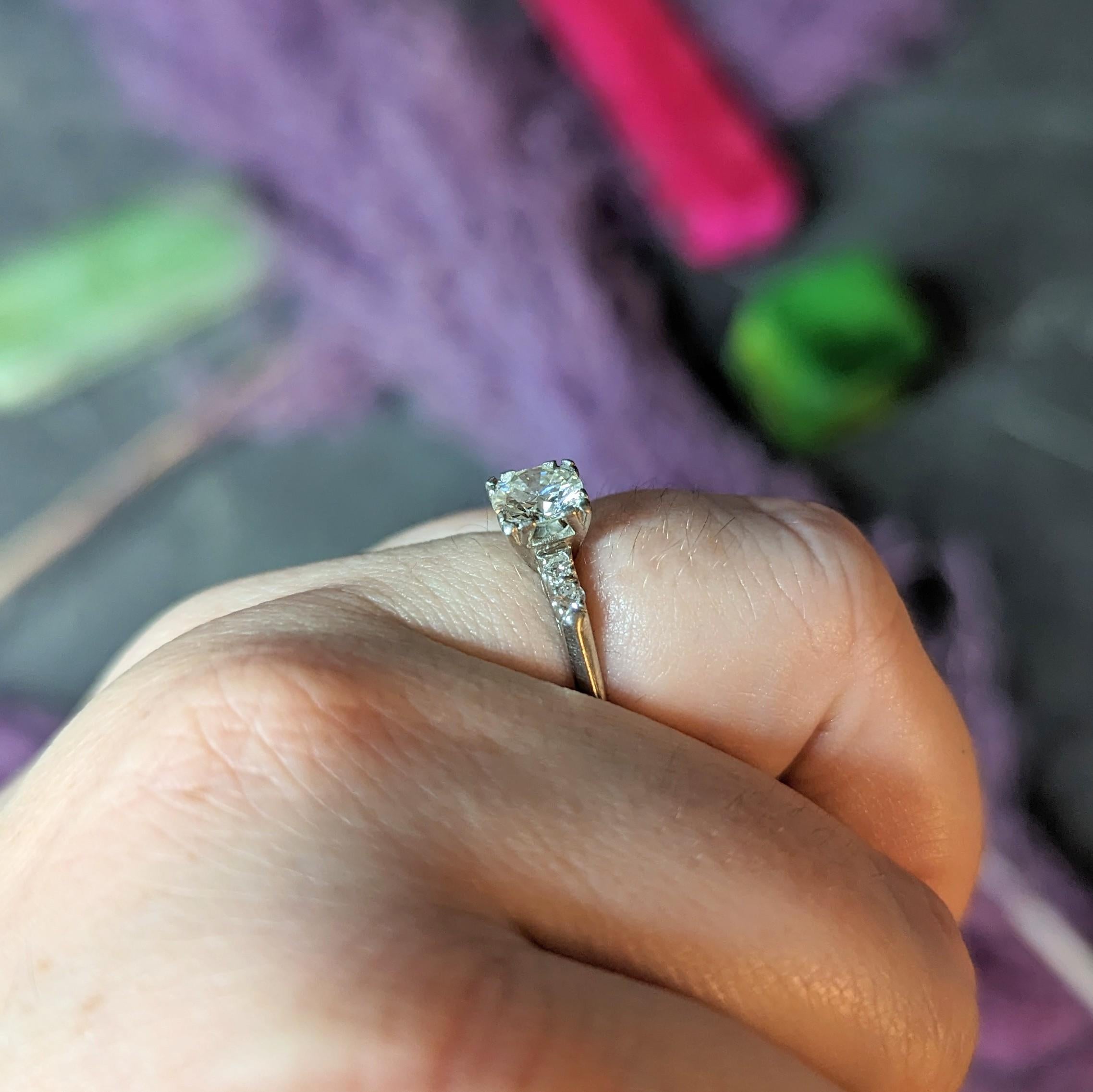 Verlobungsring aus Platin mit 0,96 Karat Diamant im Übergangsschliff im Art déco-Stil und fünf Steinen im Angebot 5