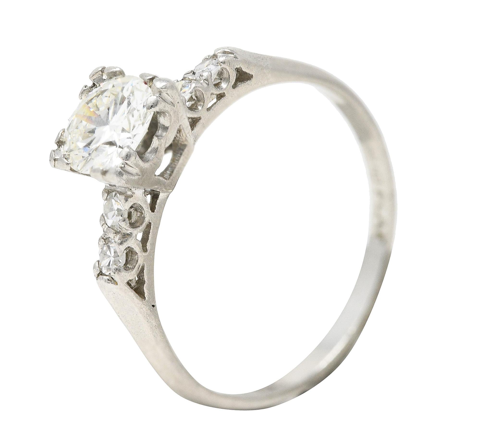 Verlobungsring aus Platin mit 0,96 Karat Diamant im Übergangsschliff im Art déco-Stil und fünf Steinen im Angebot 3