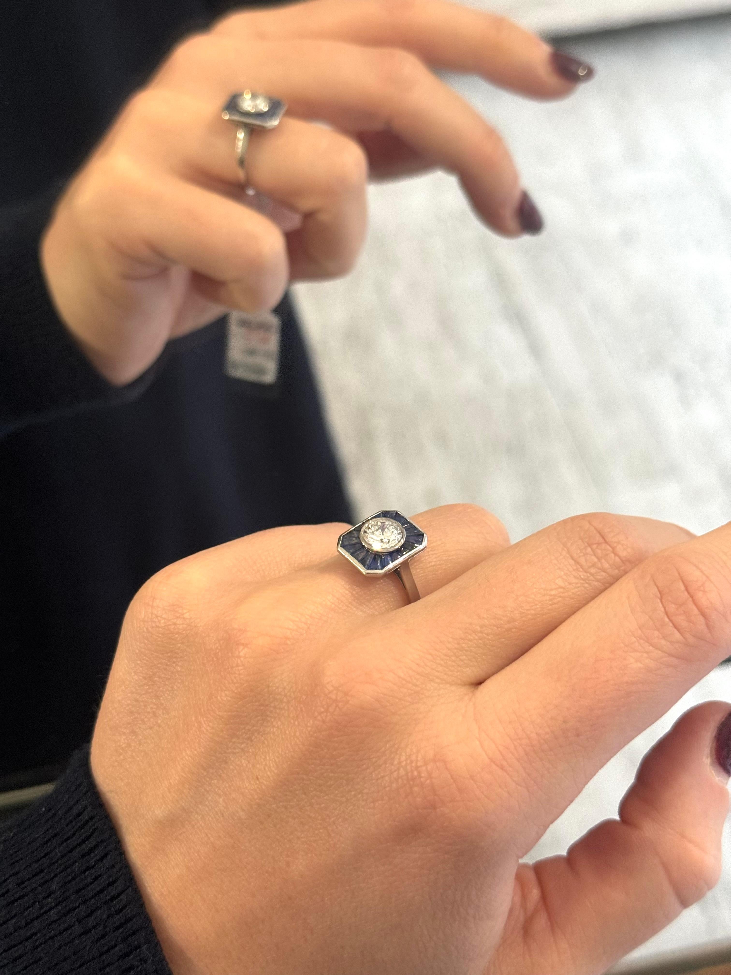 Bague Art déco 1 carat diamant et saphir calibré en vente 8
