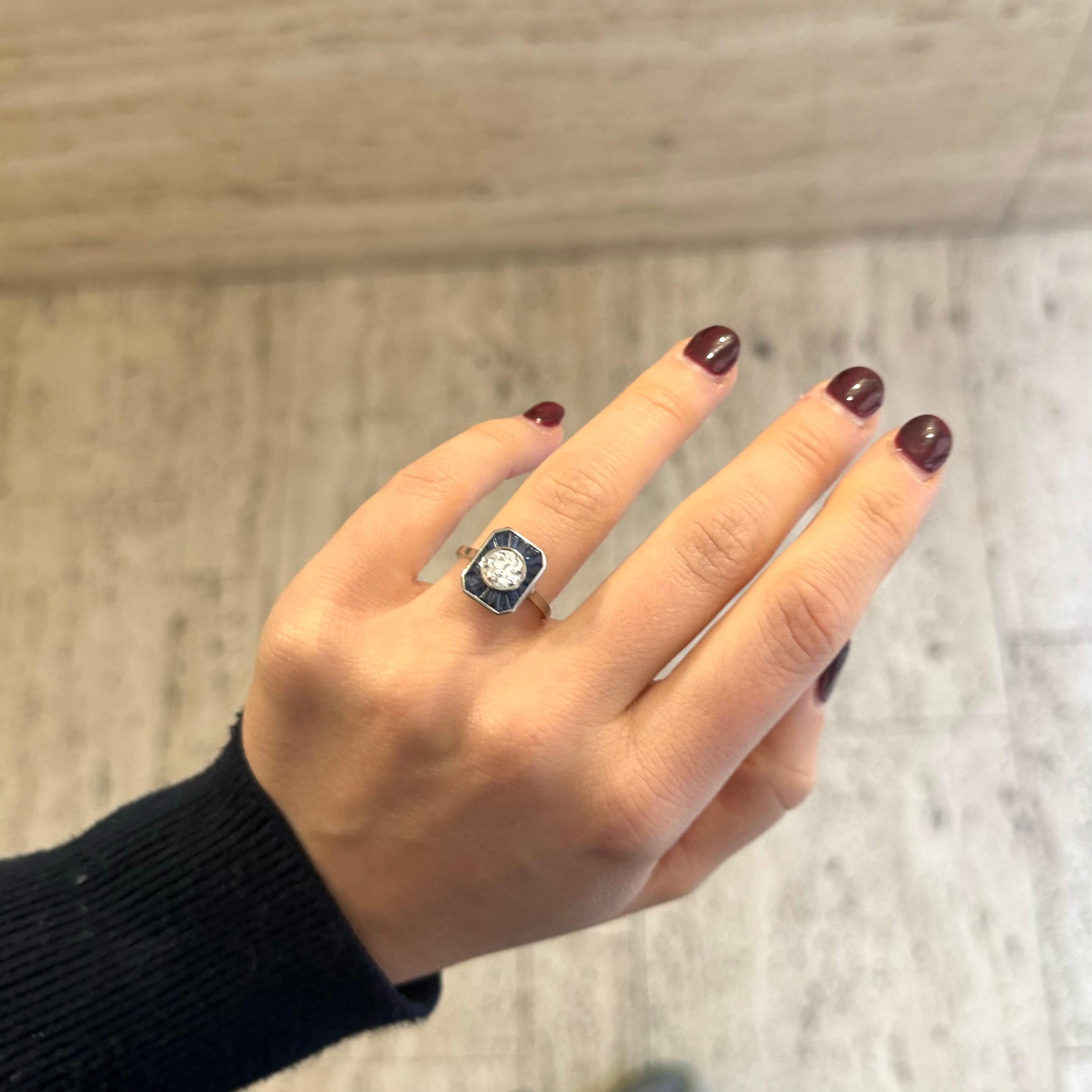 Taille vieille Europe Bague Art déco 1 carat diamant et saphir calibré en vente