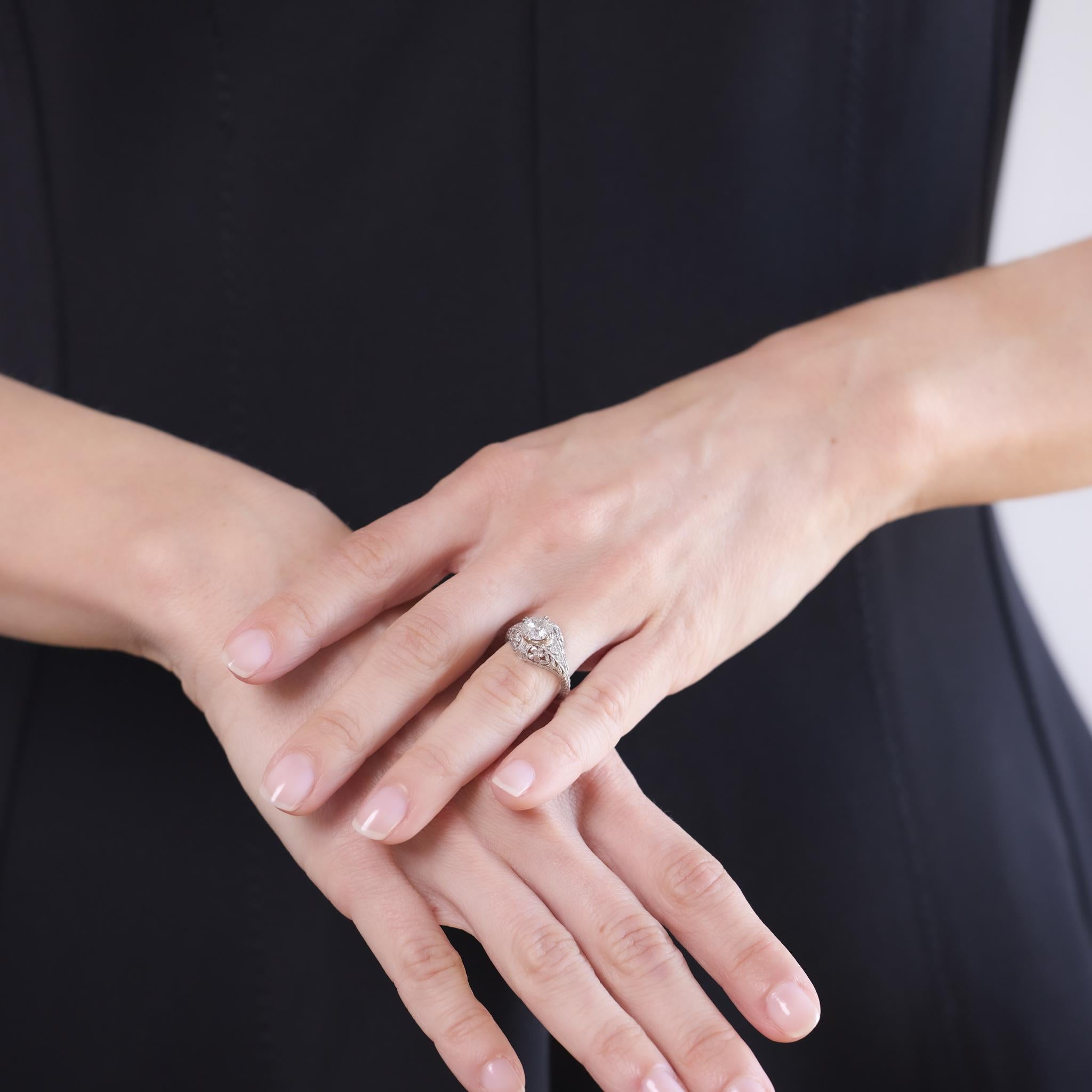 Cette bague Art déco des années 1930 est fabriquée en platine et comporte un diamant de taille européenne ancienne de 1 carat, de couleur H et de pureté I1. Il est rehaussé de quatre autres diamants de taille européenne ancienne totalisant environ
