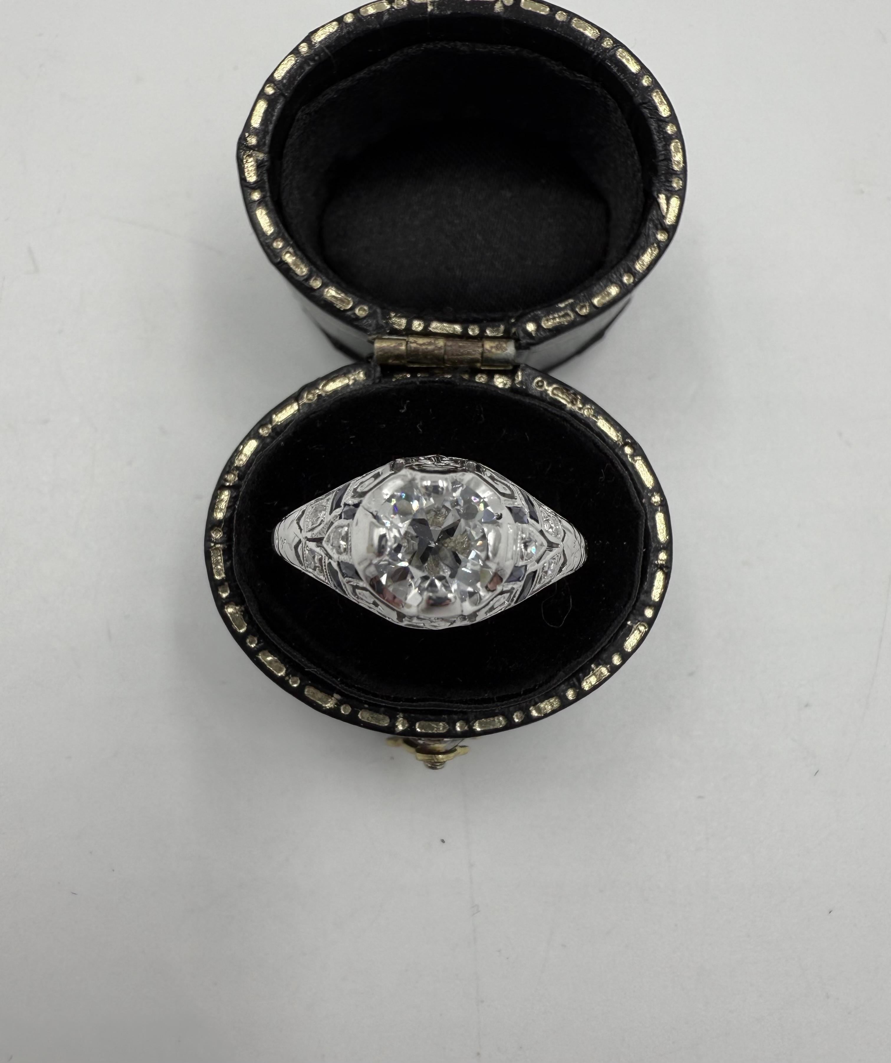 Anillo de compromiso Art Déco de oro blanco de 18 quilates y 1 quilate TW de diamantes Circa 1925.

El Anillo de compromiso Art Déco de oro blanco de 18 quilates de alrededor de 1925 tiene aproximadamente 1 quilate  del peso total de los diamantes. 