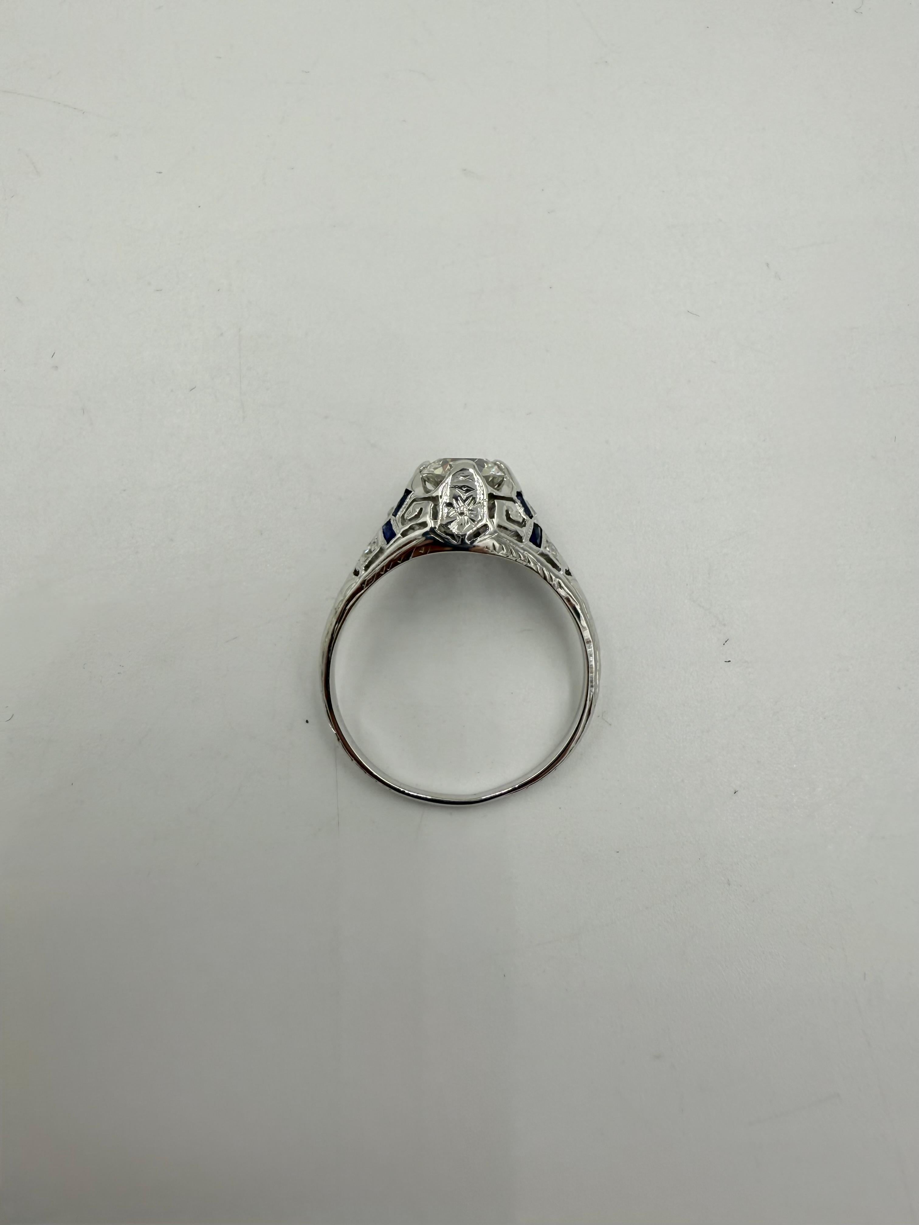 Femenino o masculino Anillo de compromiso Art Déco de oro blanco de 18 quilates con un diamante TW Circa 1925 en venta