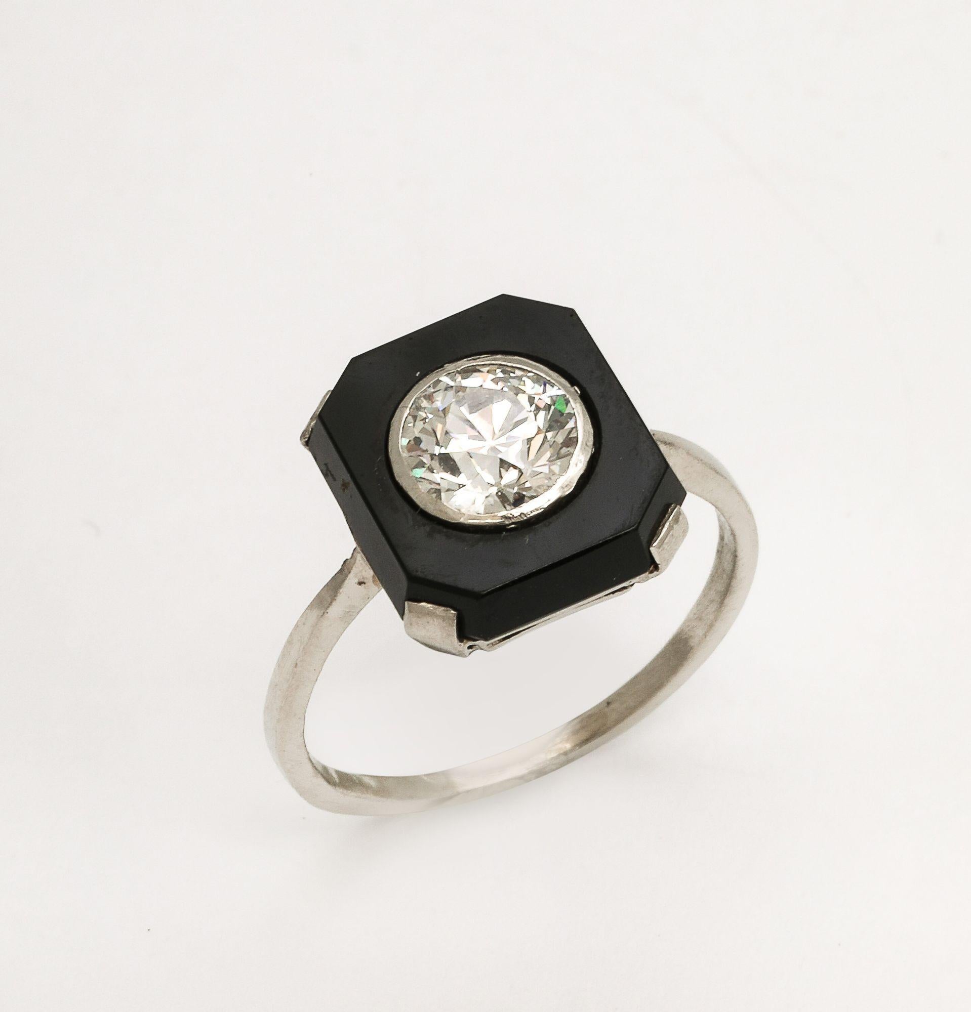 Ein wunderschöner Art Deco 1.10 ct Diamant und Onyx Platin Verlobungsring. Ein feiner 1,10-karätiger Diamant ist in ein Rechteck aus Onyx gefasst und auf ein Platinband montiert. Dieser Verlobungsring wird mit einem Wertgutachten geliefert.