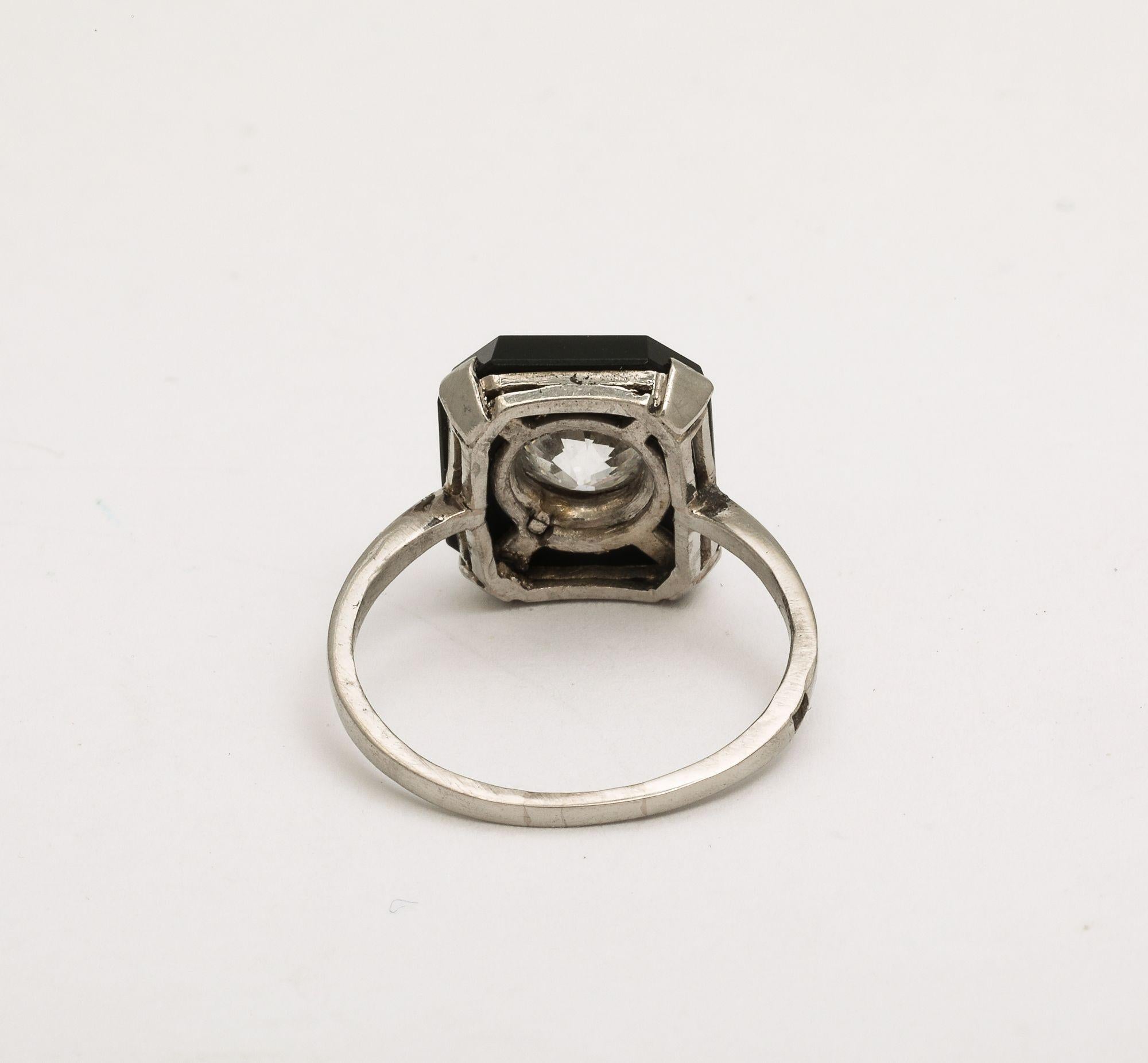 Art Deco 1.10 ct Diamond and Onyx Platinum Engagement Ring For Sale 3