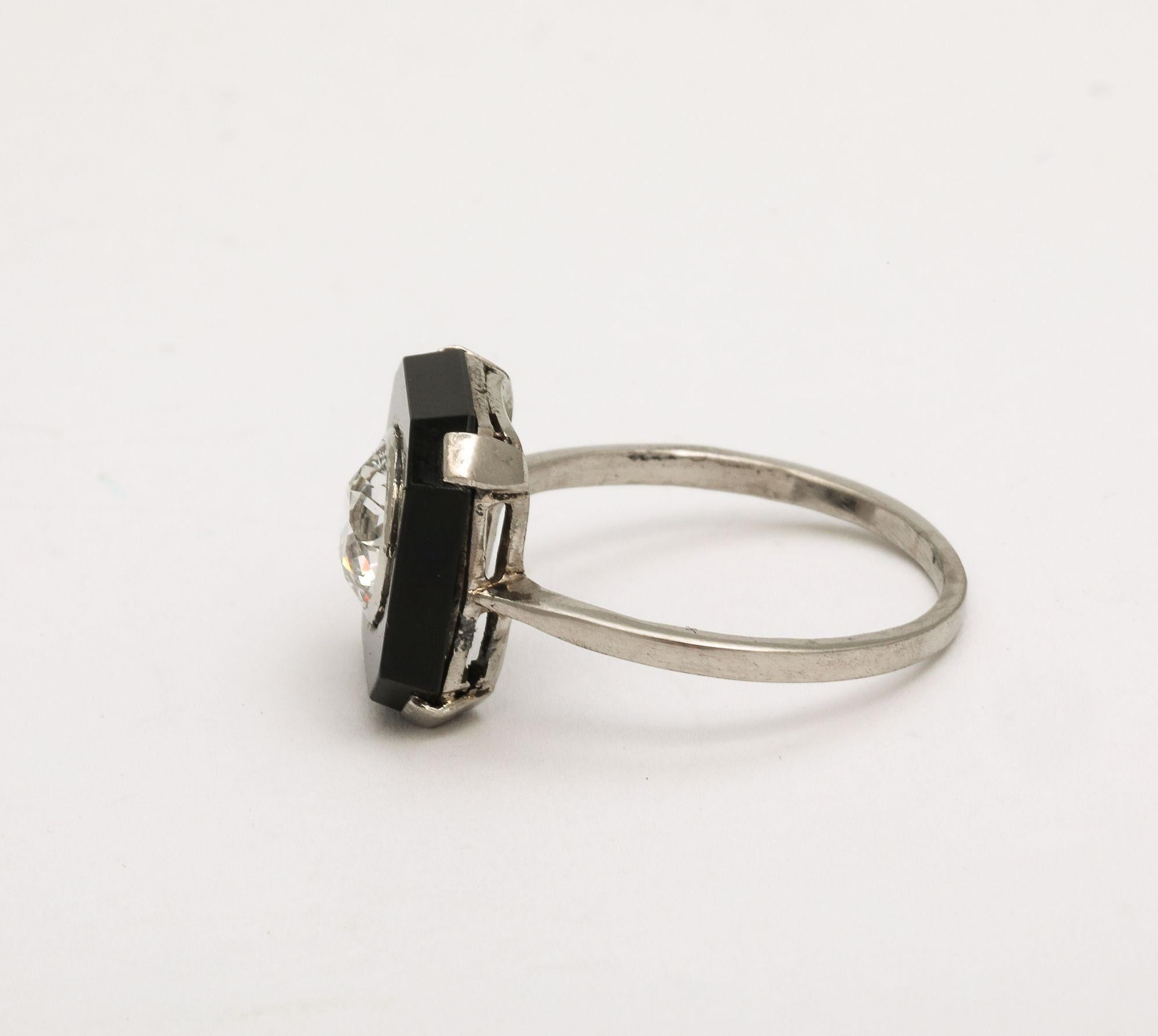 Art Deco 1.10 ct Diamond and Onyx Platinum Engagement Ring For Sale 4