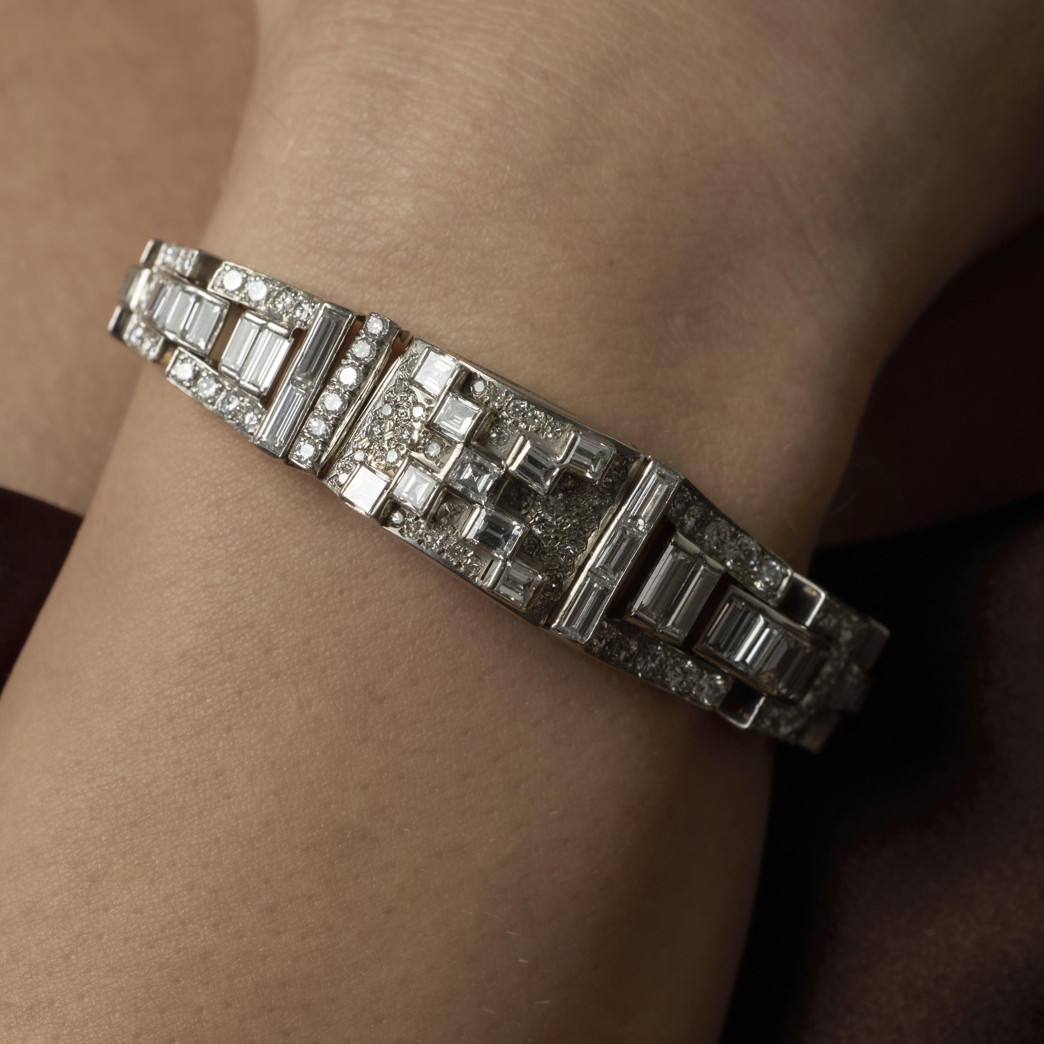 Un bracelet glamour en platine Art Vintage serti de 10 carats de diamants éblouissants en taille baguette, carrée, ronde et brillante, et en taille unique, mettant en valeur un savoir-faire vintage exquis.