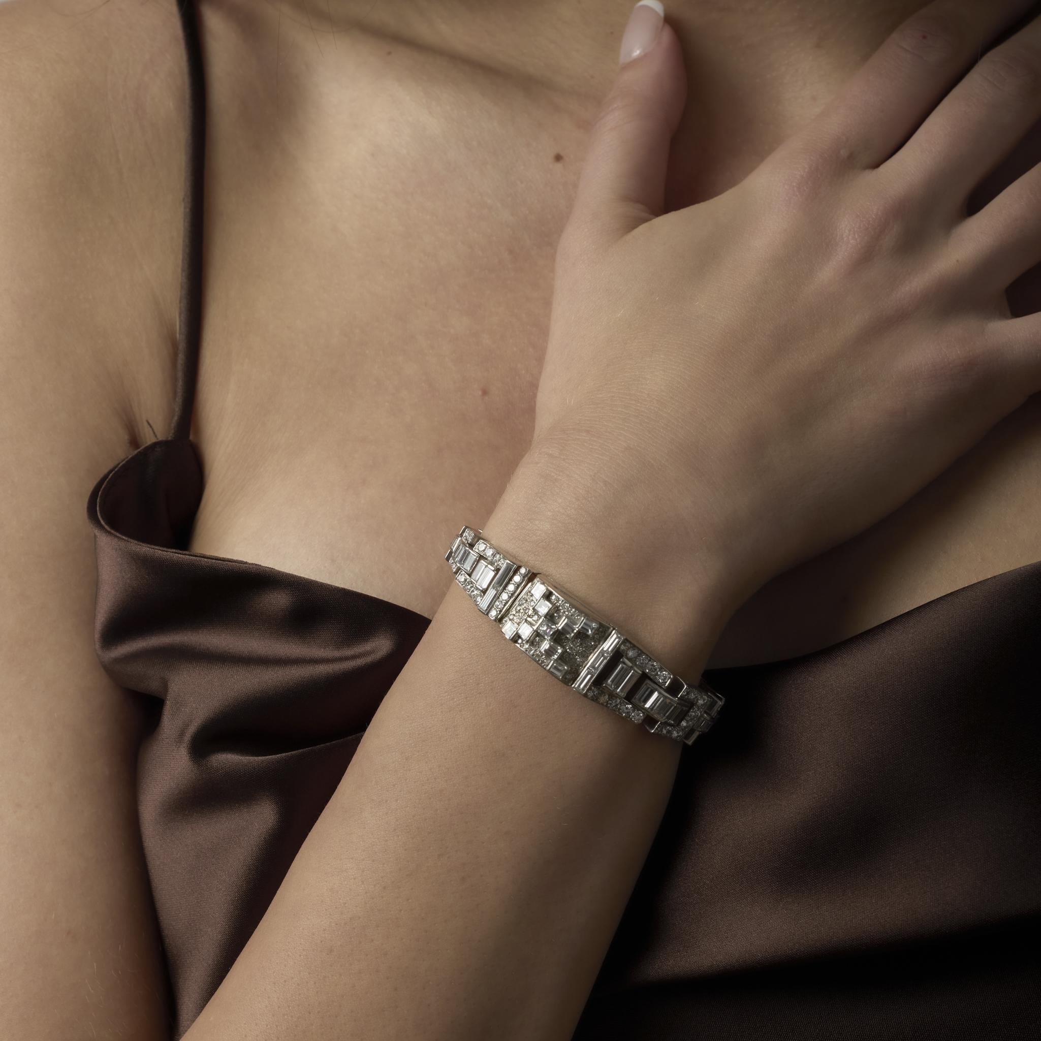 Taille ronde Bracelet tank art déco en platine et diamant 10 carats en vente