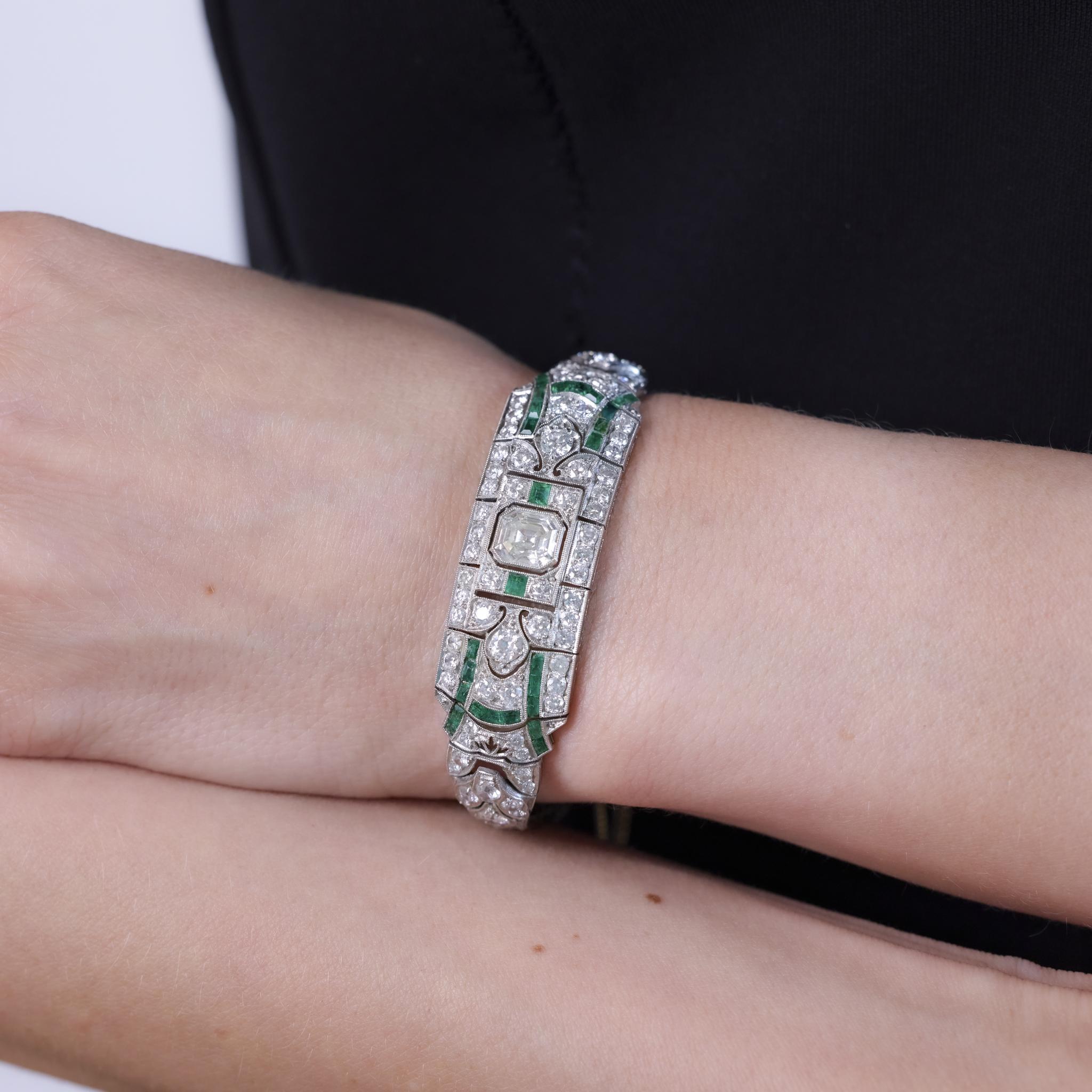 Art Deco 10 carat total weight diamond emerald platinum bracelet (Asscher-Schliff) im Angebot