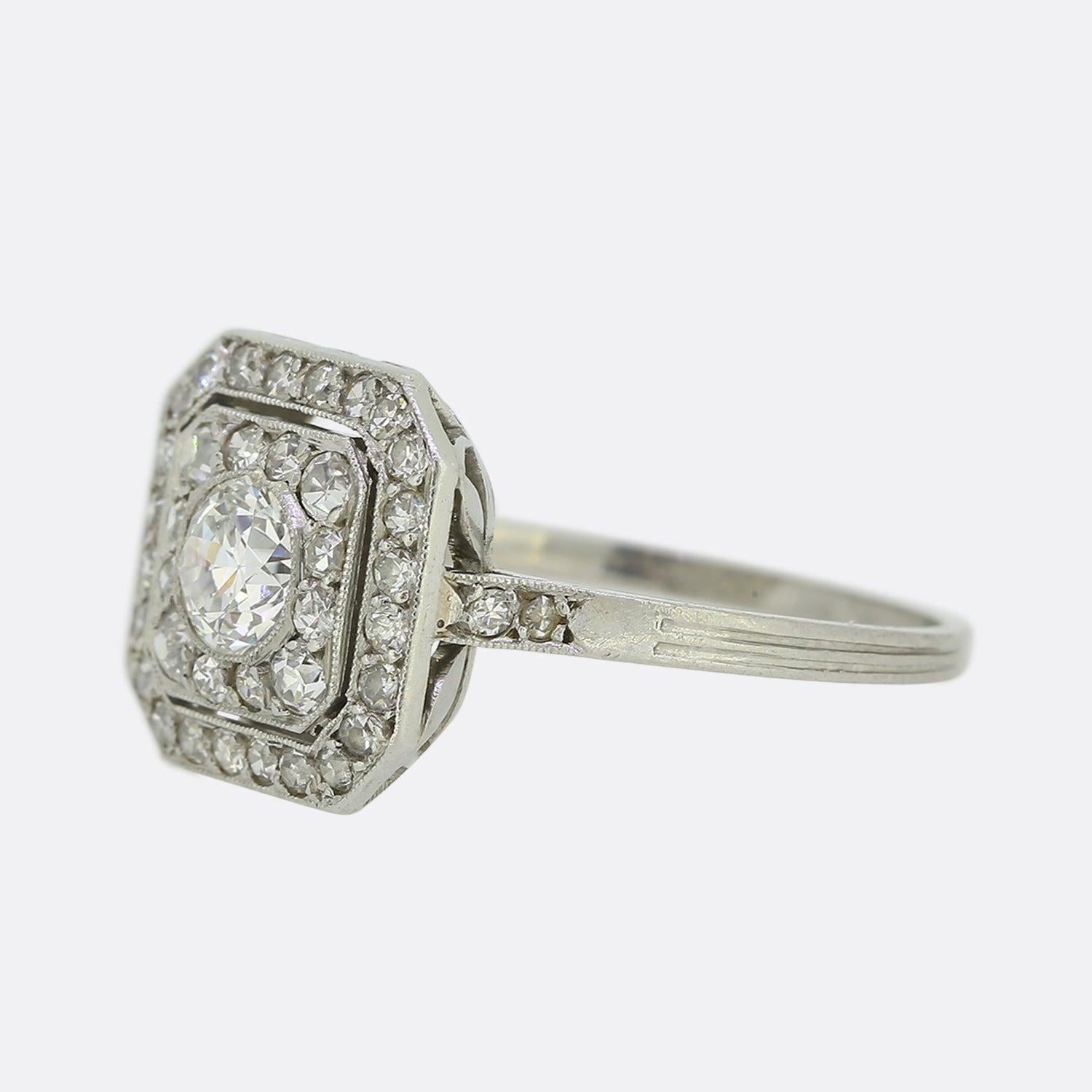Dies ist eine schöne Französisch Art Deco 1920er Jahre Diamant-Cluster-Ring. Der Ring hat eine elegante, quadratische Fläche, die mit Diamanten im Einzelschliff und einem zentralen Diamanten im Altschliff besetzt ist. Der Ring ist aus Platin