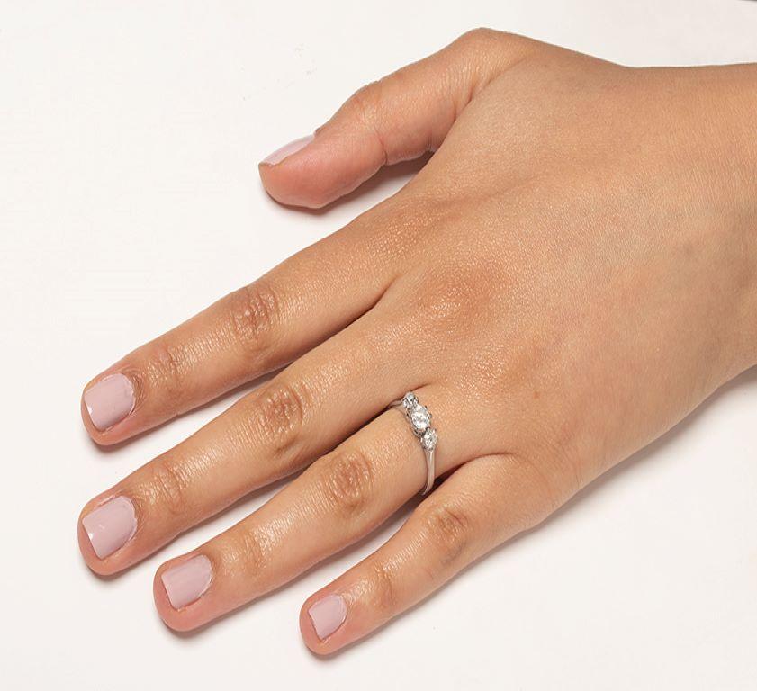 Women's or Men's Art Deco 1.00 Carat Diamond Three-Stone Engagement Ring, circa 1920s For Sale