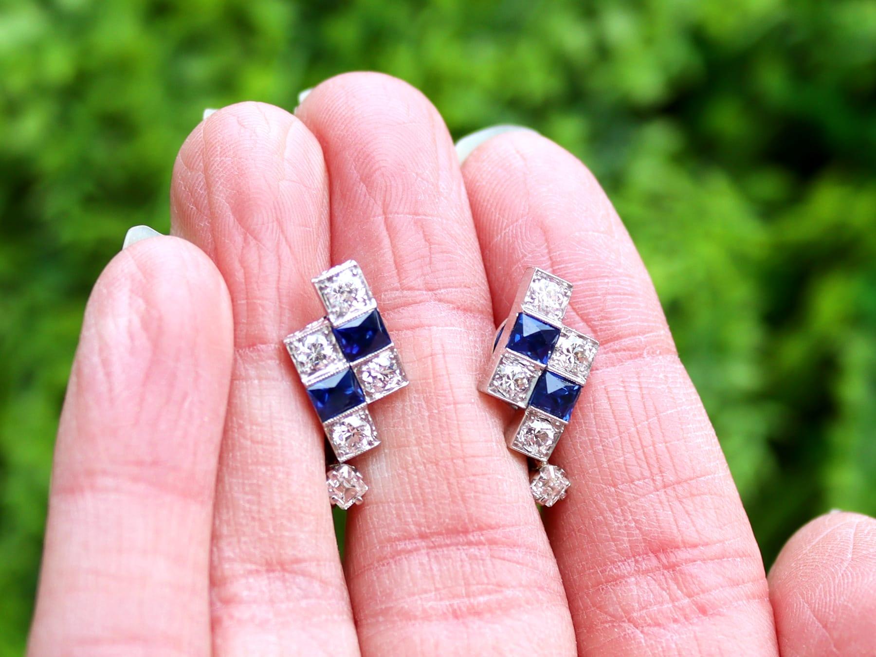 Une belle et impressionnante paire de boucles d'oreilles anciennes Art déco en saphir de 1,00 carat et diamant de 1,20 carat, en platine et or blanc 14 carats, faisant partie de notre collection de boucles d'oreilles anciennes diversifiées en