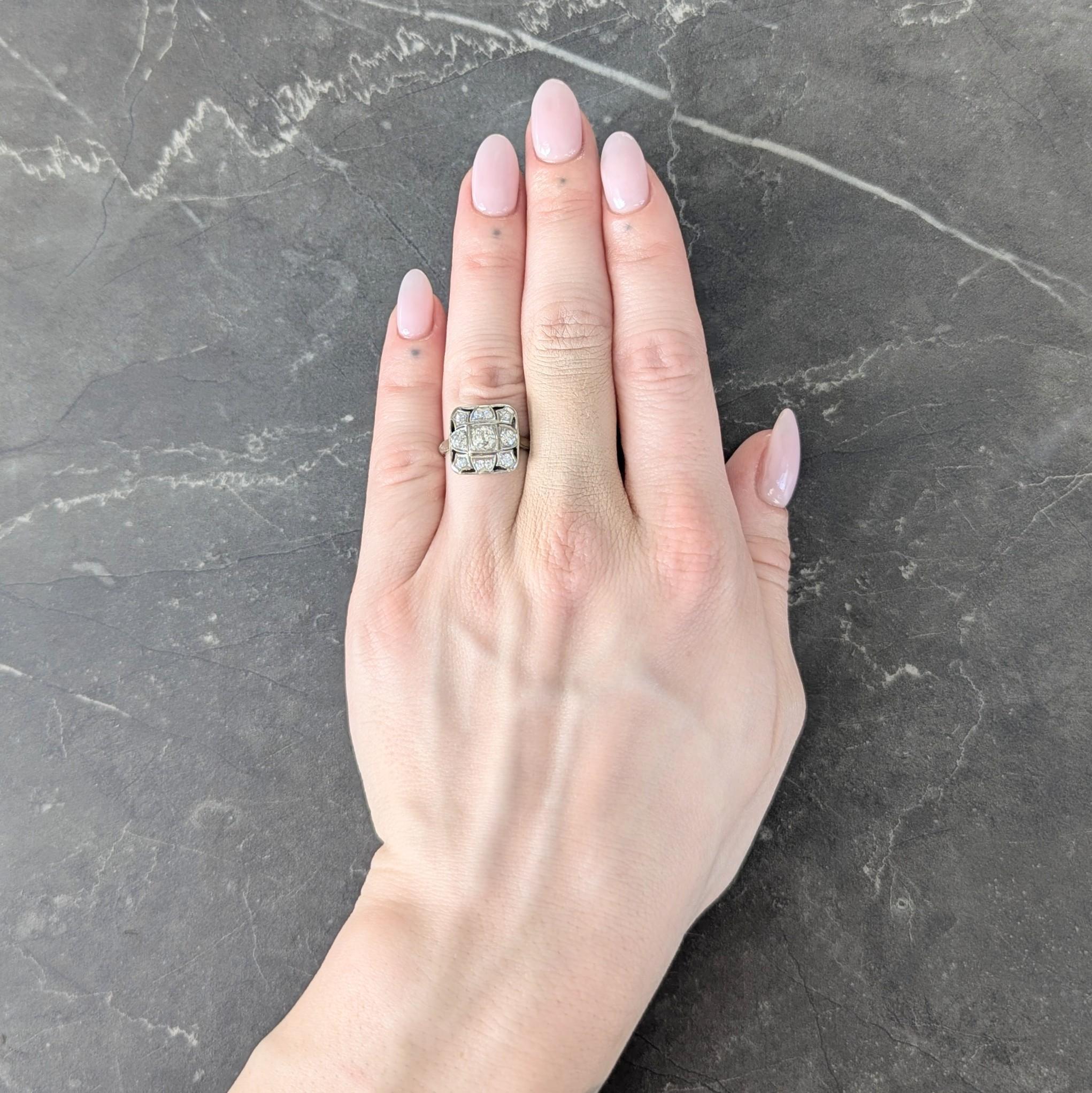 Zentrieren einer alten Minenschliff-Diamantperle in einem quadratischen Formkopf
Mit einem Gesamtgewicht von etwa 0,40 Karat - Farbe K mit Reinheit VS2
Mit einer kissenförmigen Einfassung, die mit einem geometrischen Motiv durchbrochen