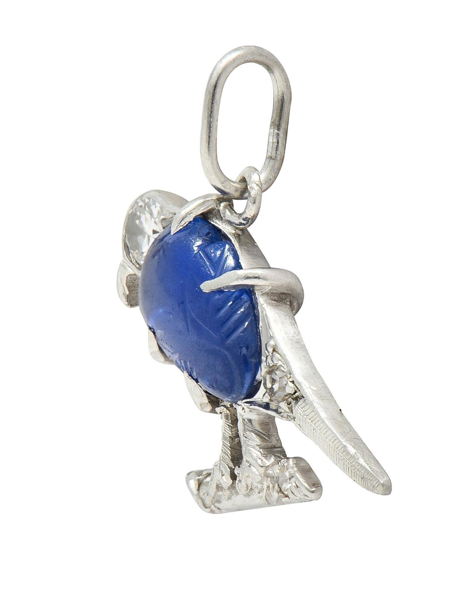 Design/One : oiseau stylisé perché sur une branche avec une queue en plumes gravées.
Cabochon de saphir en forme de poire serti sur le corps.
D'un poids d'environ 0.91 carat - bleu moyen transparent
Sculpté en style 