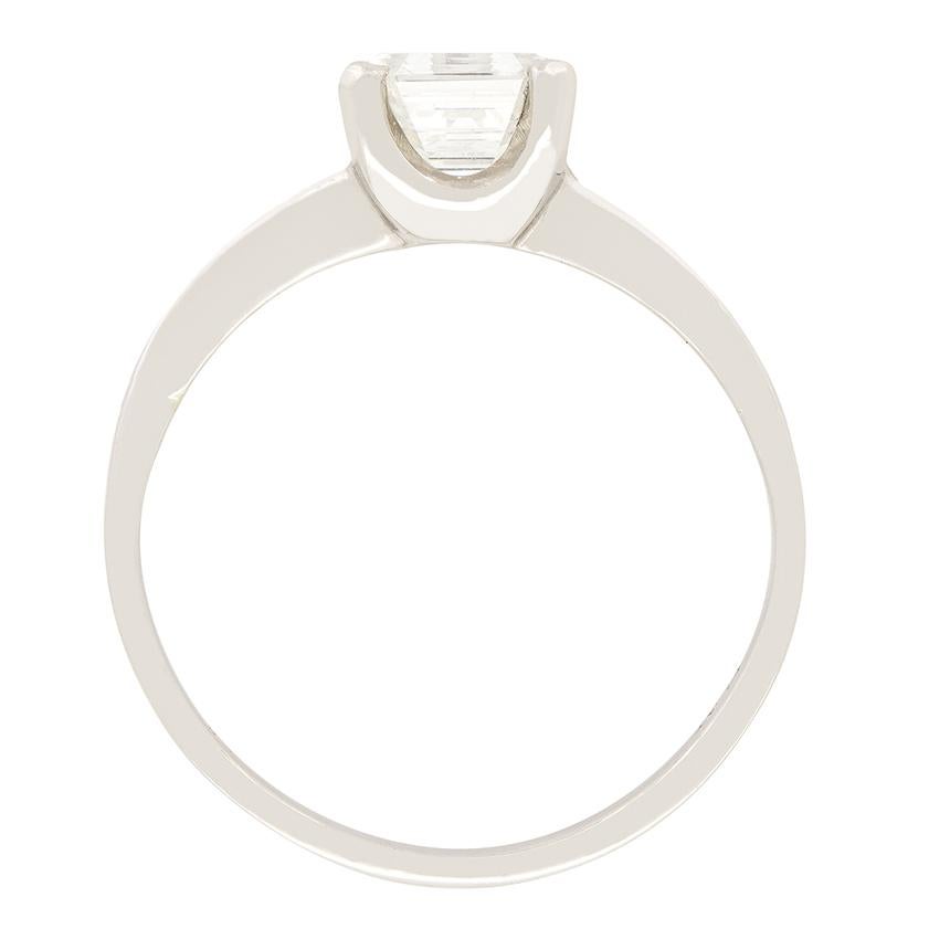 Uno splendido diamante taglio Asscher occupa il posto d'onore in questo anello solitario in stile Art Déco. Il diamante centrale da 1,00 carati ha un colore compreso tra H e I e una purezza di VS1. Incastonato saldamente nel platino, il diamante