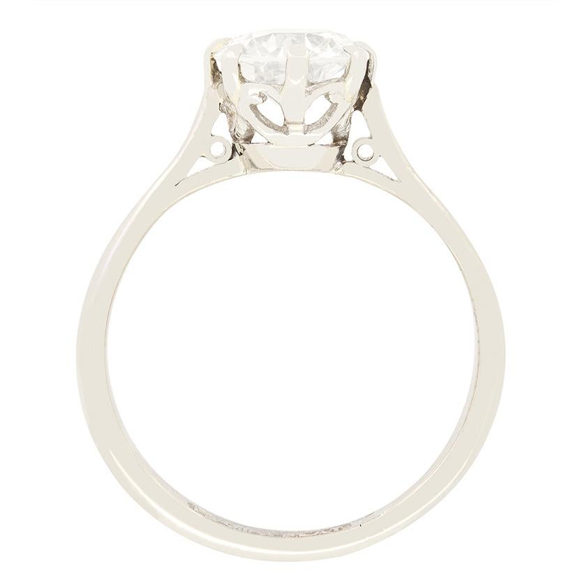Centré autour d'un  carat étincelant de 1,00 carat de diamant de taille ancienne, ce magnifique solitaire Art déco est un classique intemporel. Serti dans une monture en platine, le diamant présente une couleur I et une pureté VS2. Un anneau en or