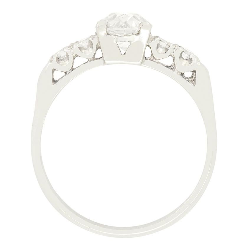 Dieser zeitlose Solitärring im Art-Déco-Stil zeigt einen funkelnden Diamanten im Altschliff in seiner Mitte. Der 1,00-Karat-Diamant hat eine Farbe von I und eine Reinheit von VS1 und ist in einer Platinfassung gefasst. Die hochgezogenen Schultern