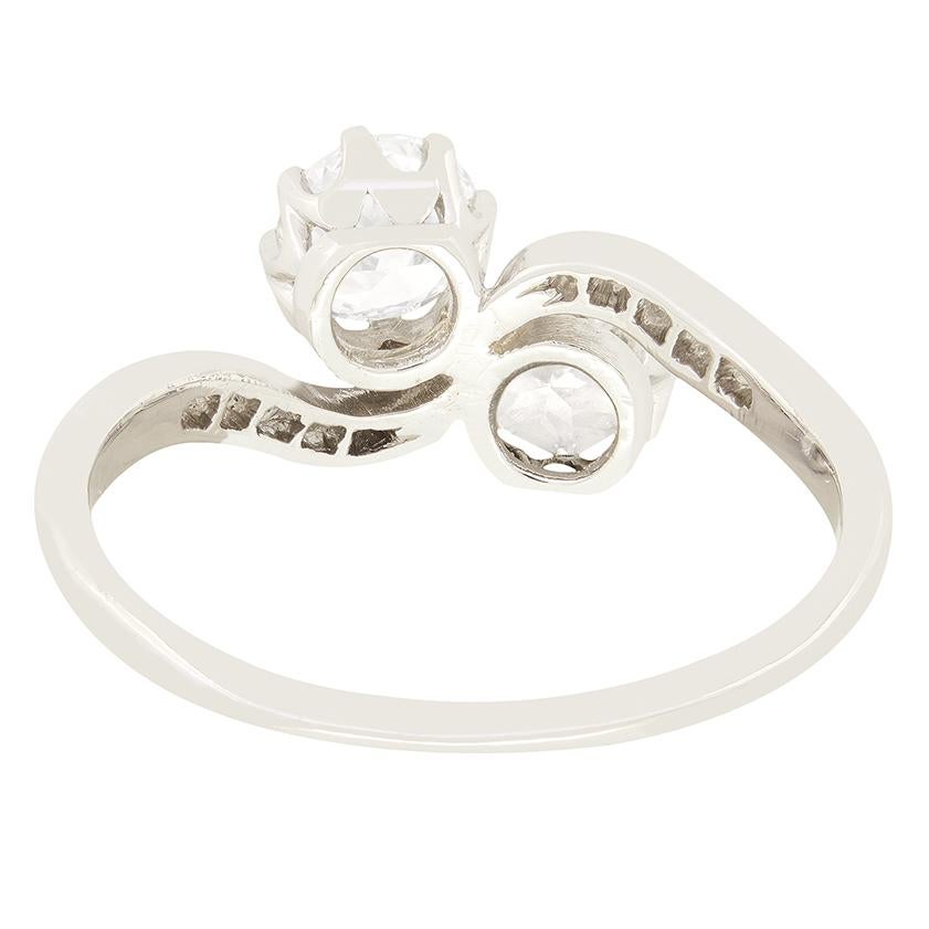 Art Deco 1.00ct Diamond Two Stone Twist Ring, c.1920s In Good Condition For Sale In London, GB