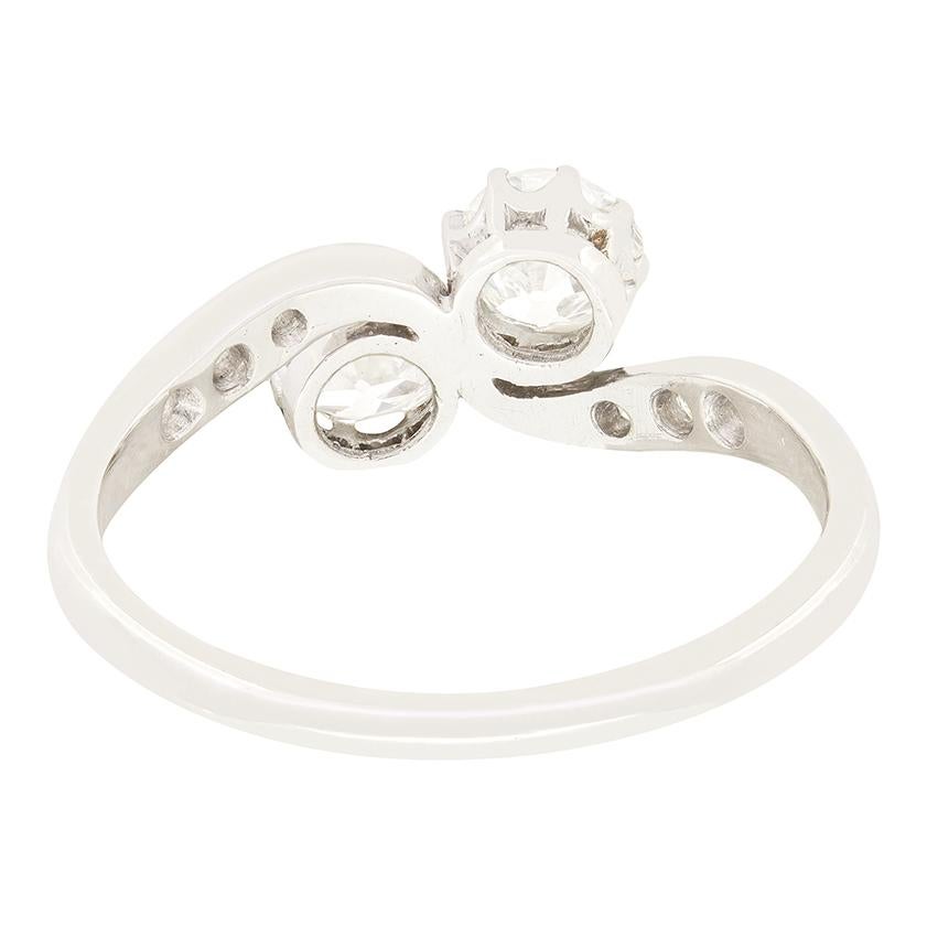Art Deco 1.00ct Diamond Two Stone Twist Ring, c.1920s In Good Condition For Sale In London, GB