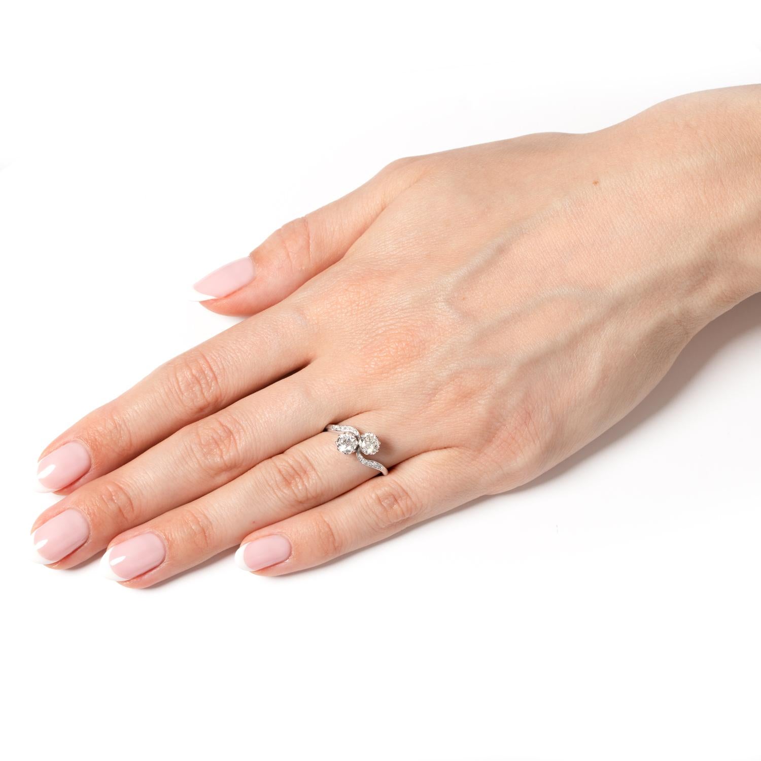 Women's Art Deco 1.00ct Diamond Two Stone Twist Ring, c.1920s For Sale