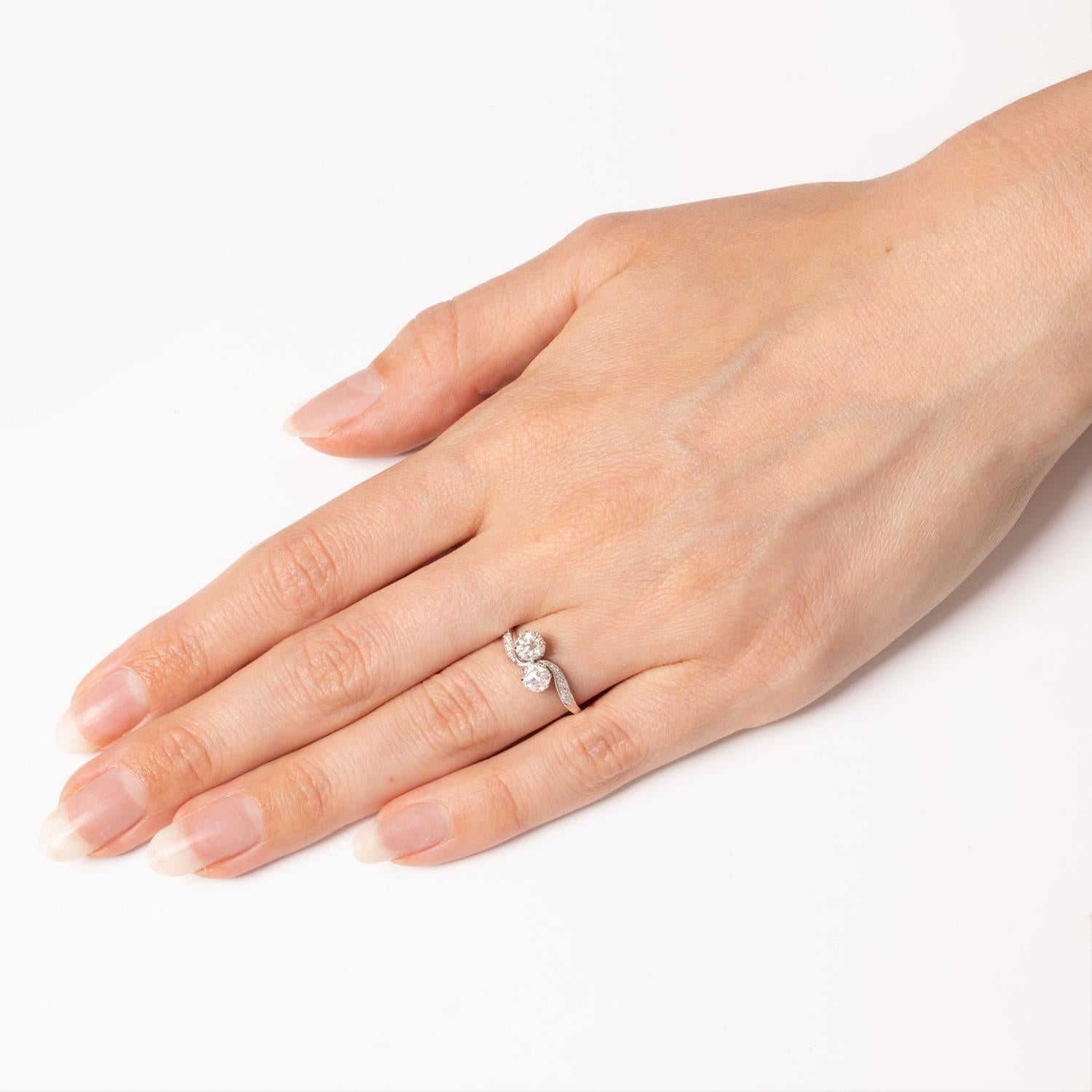 Women's Art Deco 1.00ct Diamond Two Stone Twist Ring, c.1920s For Sale