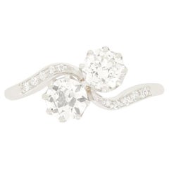 Anillo Art Decó de dos piedras y diamantes, c.1920