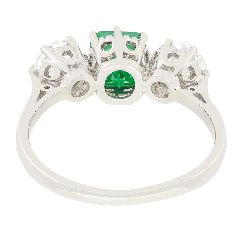 Art Deco 1.00ct Emerald and Diamond Three Stone Ring, c.1920s In Good Condition For Sale In London, GB