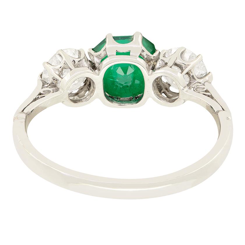 Art Deco 1.00ct Emerald and Diamond Trilogy Ring, c.1920s In Good Condition For Sale In London, GB