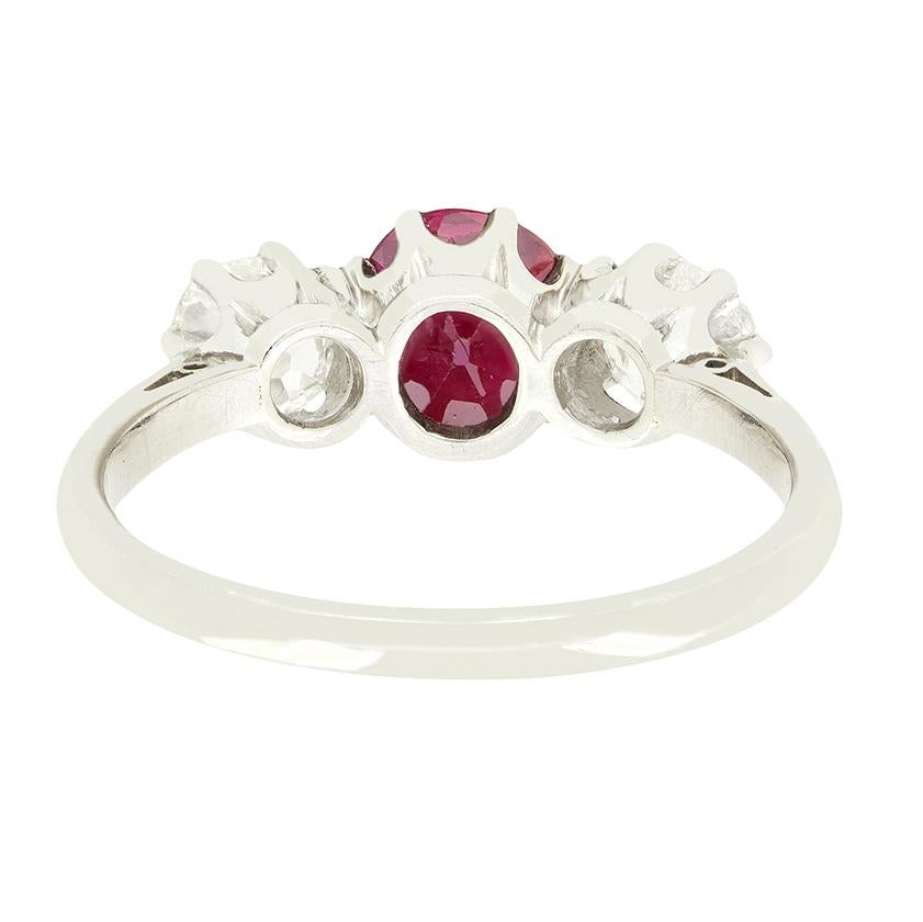 Taille vieille Europe Art Deco 1.00ct Ruby and Diamond Three Stone Ring, c.1920s en vente