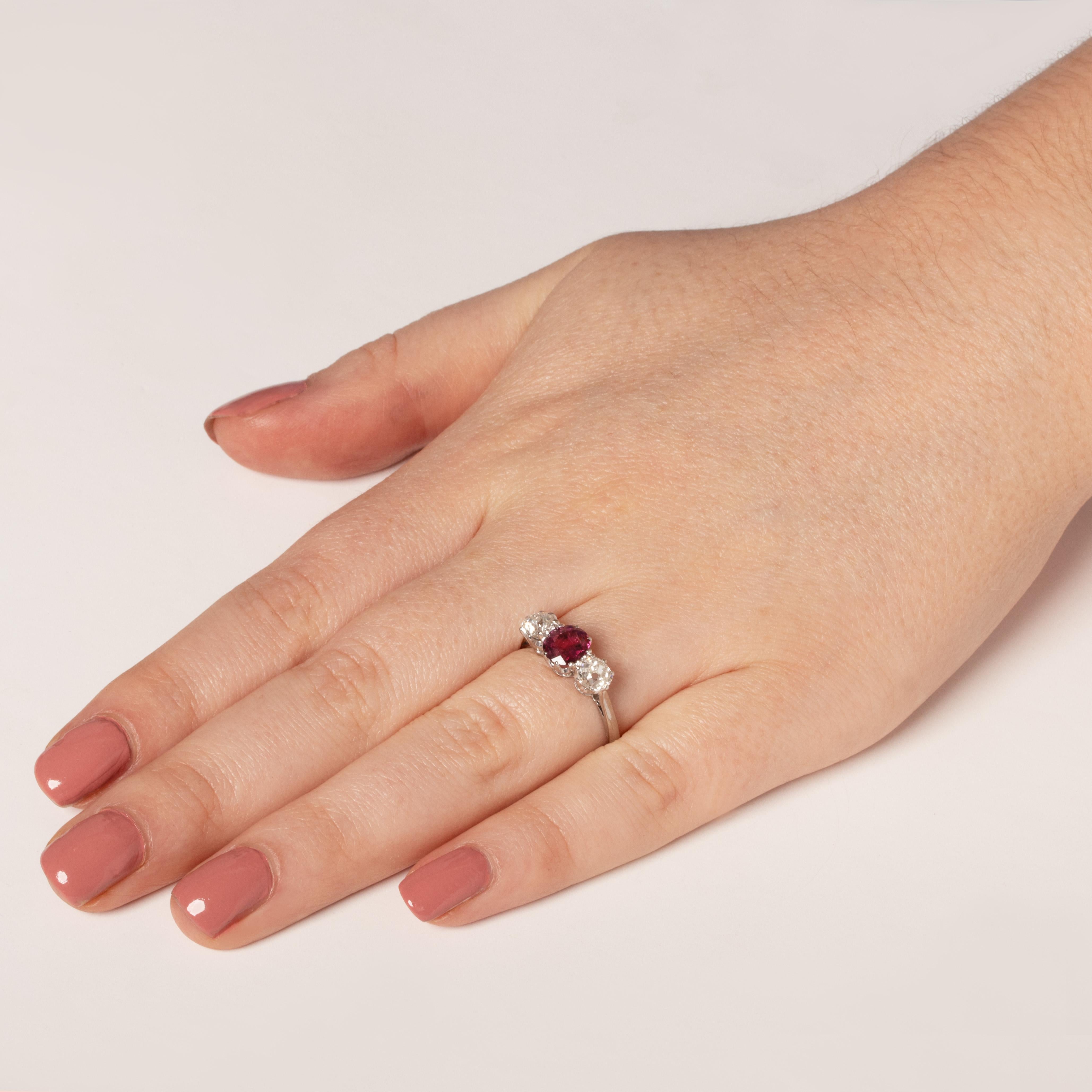 Art Deco 1.00ct Ruby and Diamond Three Stone Ring, c.1920s Bon état - En vente à London, GB