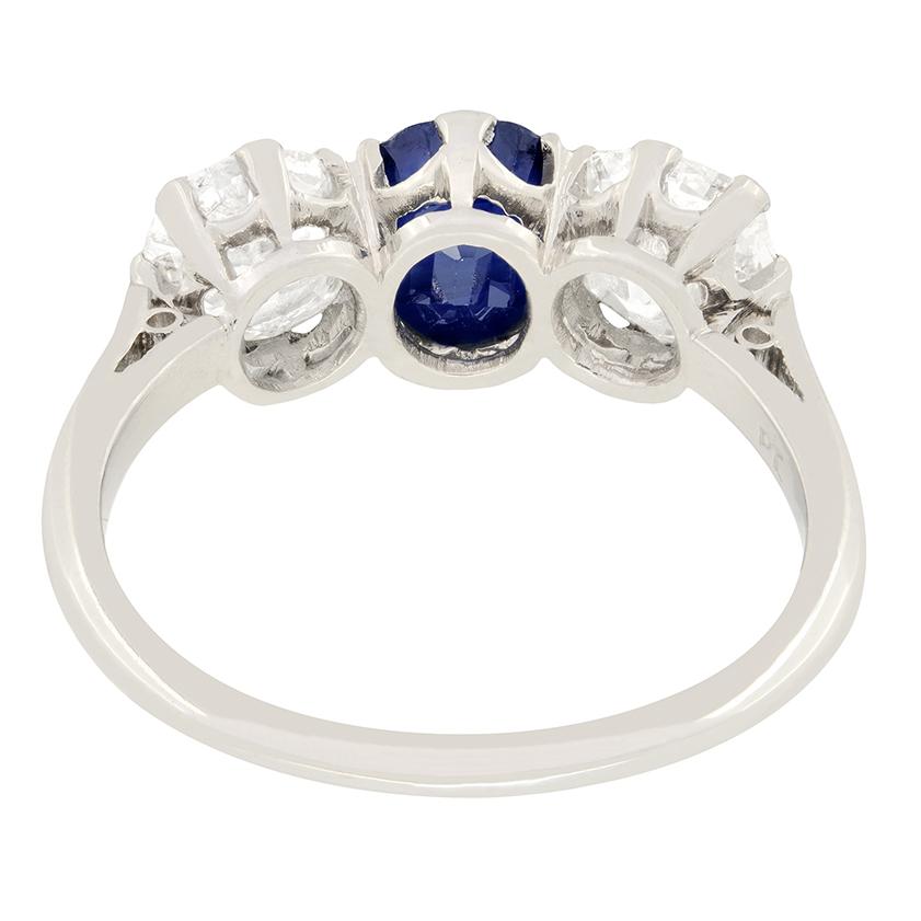 Art Deco 1.00ct Sapphire and Diamond Three Stone Ring, circa 1920s In Good Condition For Sale In London, GB