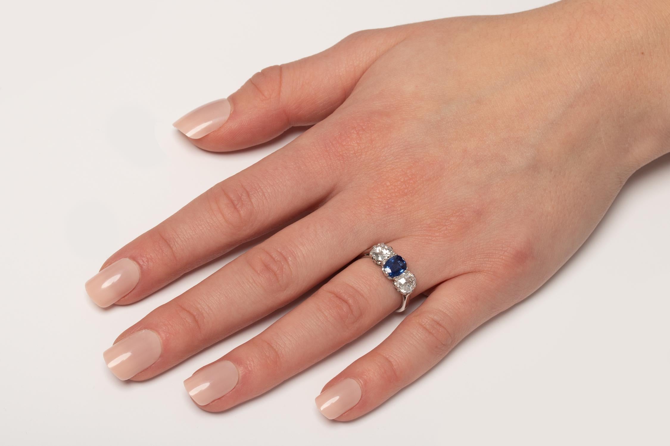 Art Deco 1.00ct Sapphire and Diamond Three Stone Ring, circa 1920s For Sale 1