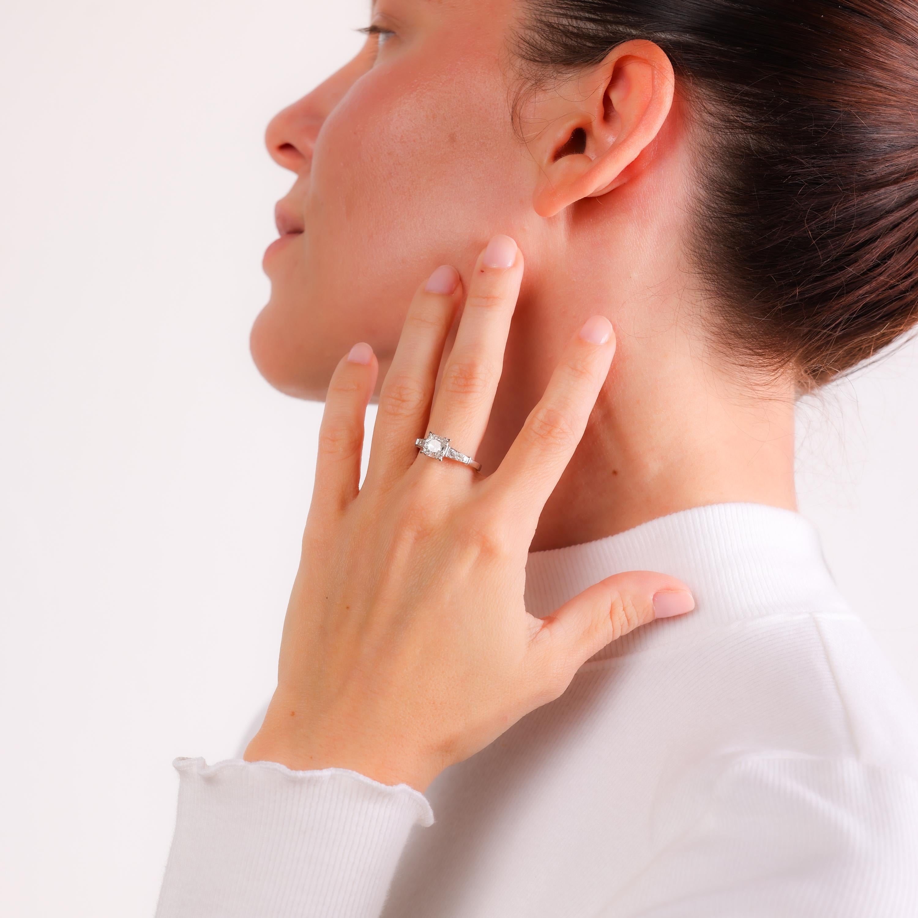 Cette bague de fiançailles Art déco en platine met en valeur un diamant taille coussin de 1,02 carat certifié par le GIA, rehaussé par des diamants taille unique scintillants. Un design intemporel d'une élégance durable datant des années