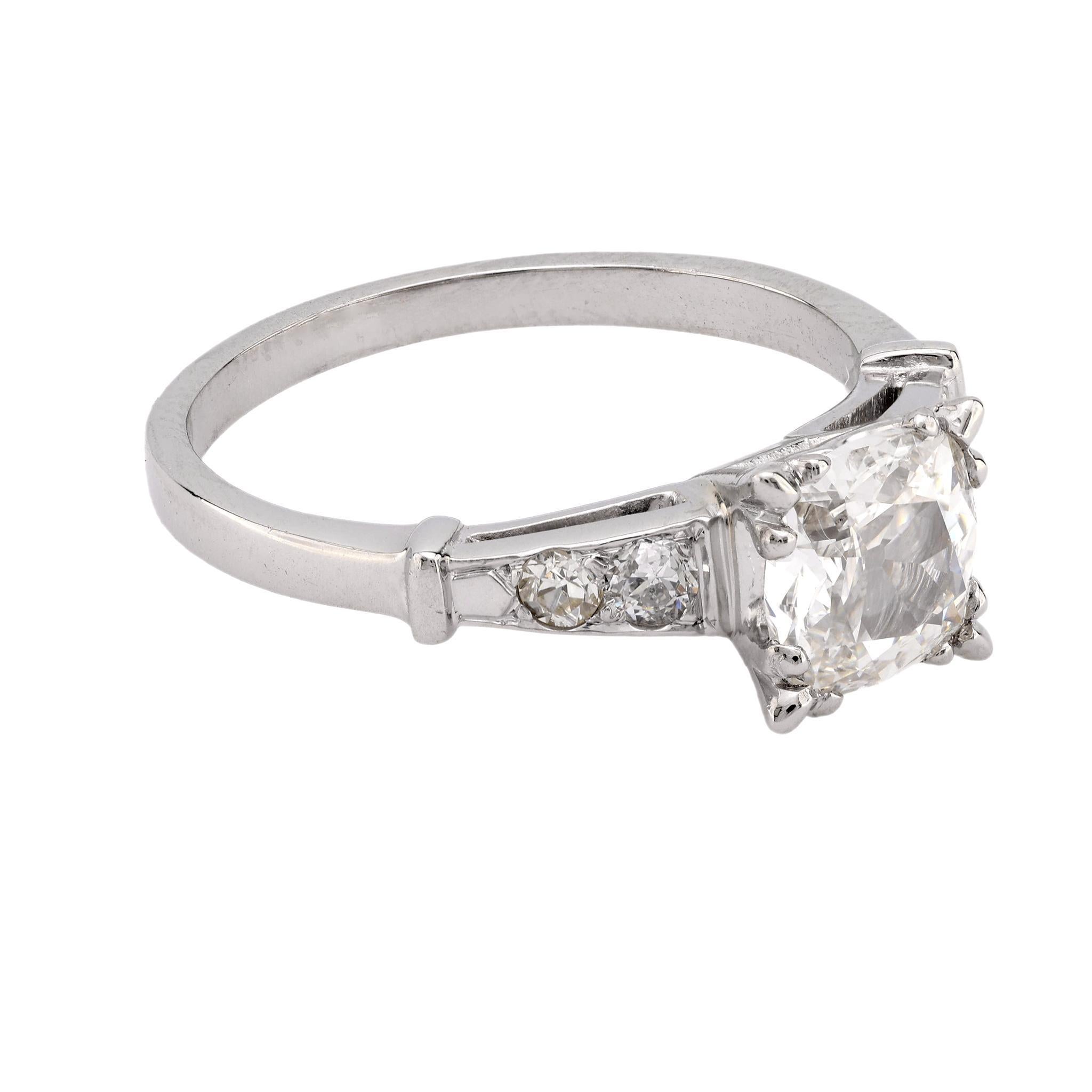 Taille coussin Bague de fiançailles Art déco en platine avec diamant taille coussin de 1,02 carat en vente