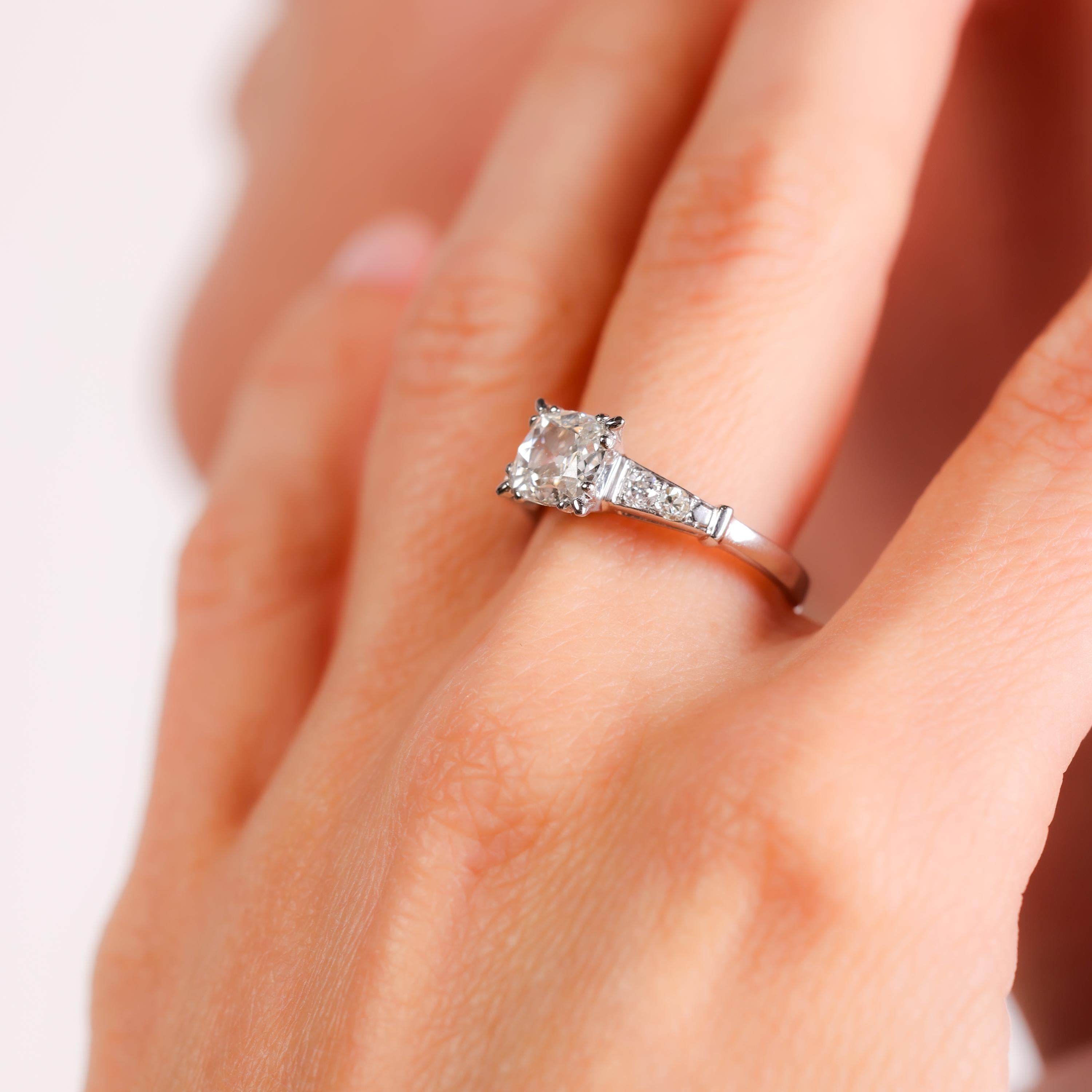 Bague de fiançailles Art déco en platine avec diamant taille coussin de 1,02 carat Excellent état - En vente à Beverly Hills, CA
