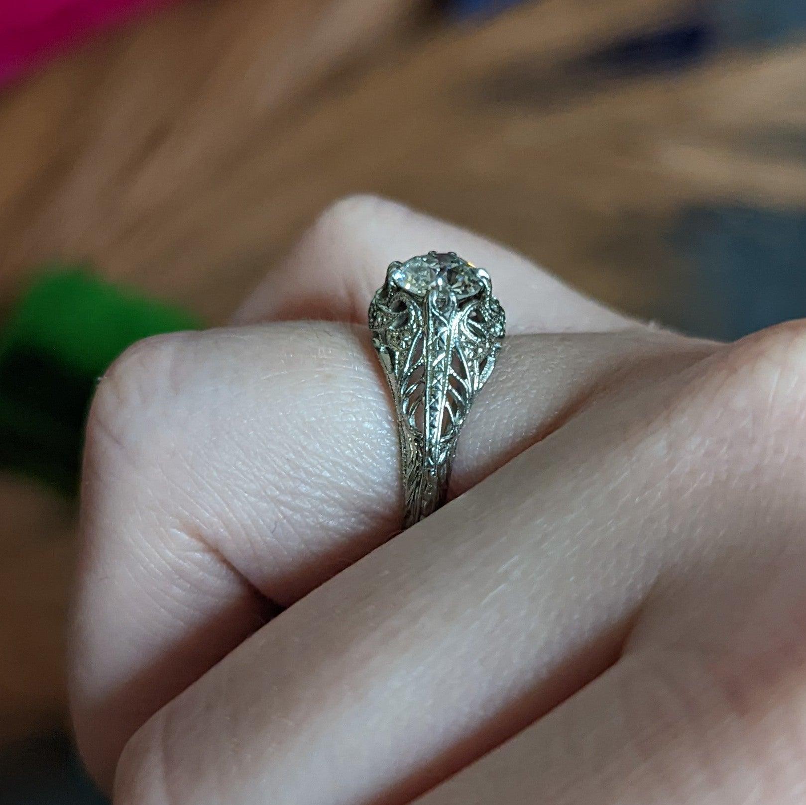 Art Deco 1.02 Carat Diamond 18 Karat White Gold Engagement Ring For Sale 9