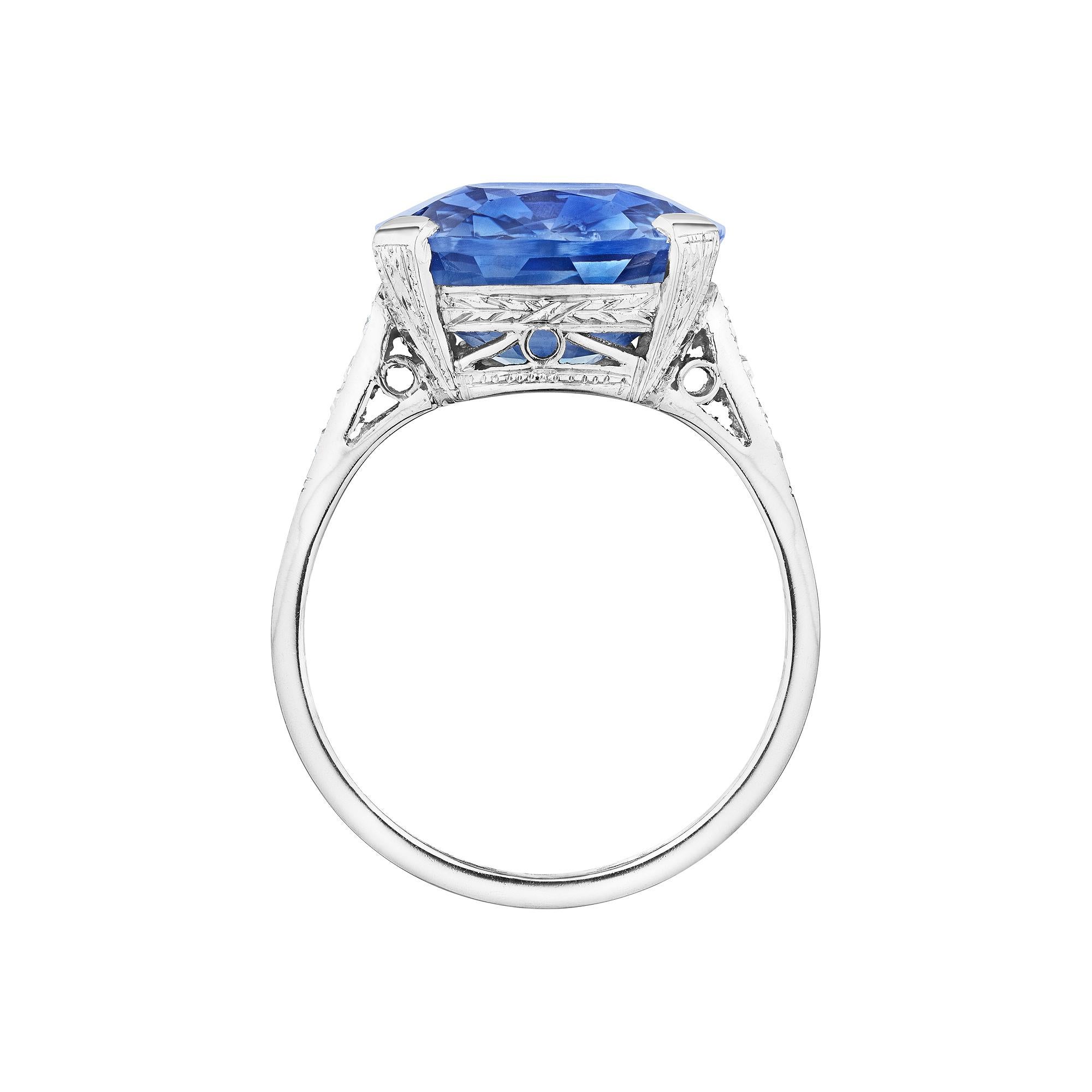 Ruhig, unbeschwert und friedlich wie ein klarer, kühler, blauer Teich wird dieser Art-Deco-Diamantring mit 10,32 Karat im Kissenschliff aus natürlichem, blauem Ceylon-Saphir Sie in seinen Bann ziehen.  Mit seiner originellen, handgravierten